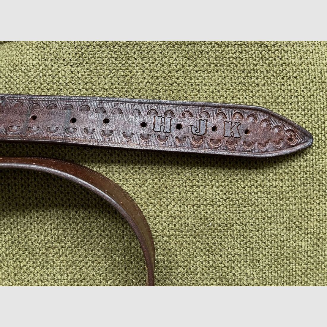 HKDesign  Art. Nr.010  Gürtel - 40 mm breit mit Randschlagmuster, Gesamtlänge 101 cm,   mit Monogramm,  daher = 2. Wahl