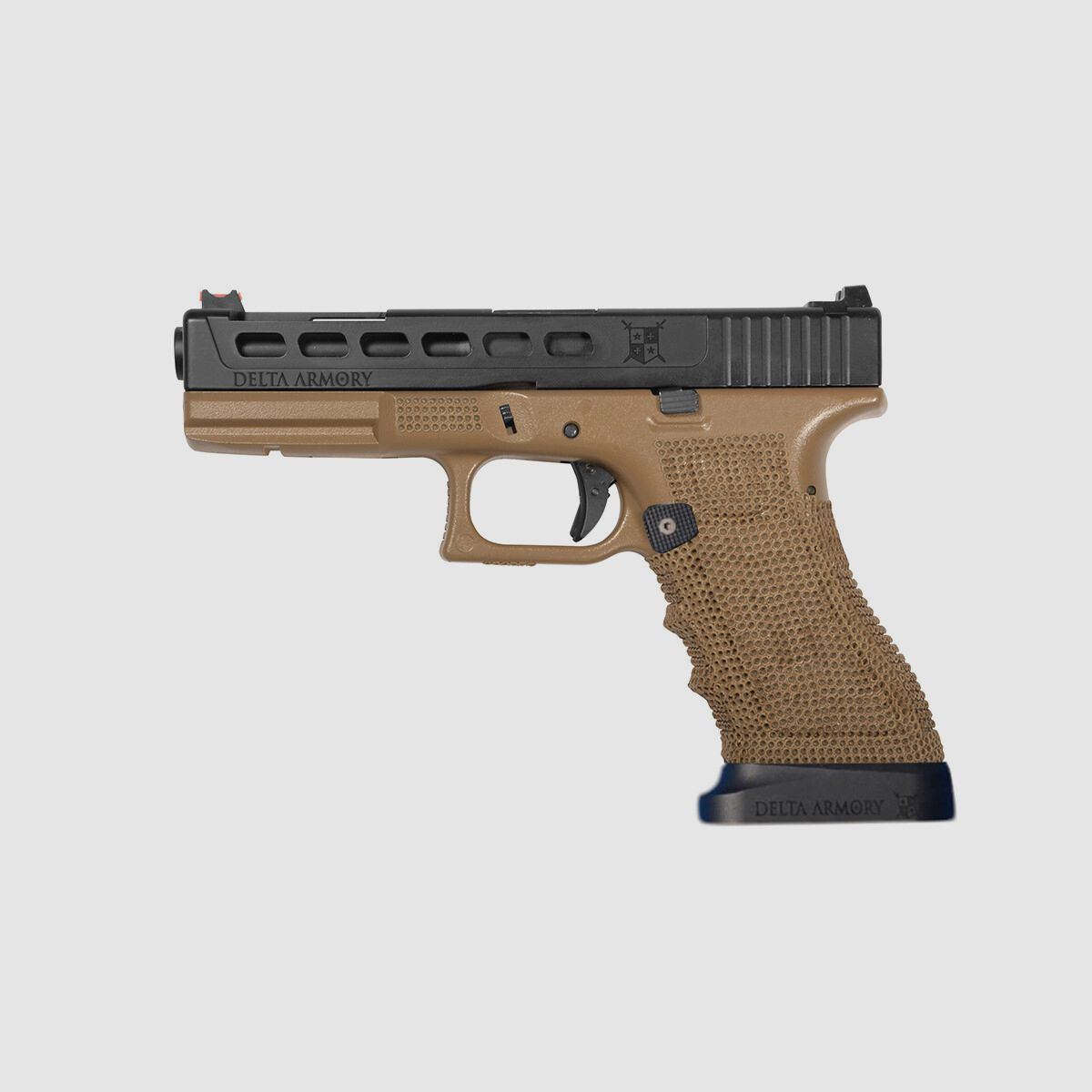 P06 GBB Airsoft Pistol con Grip Stippling in Tan | Delta Armory