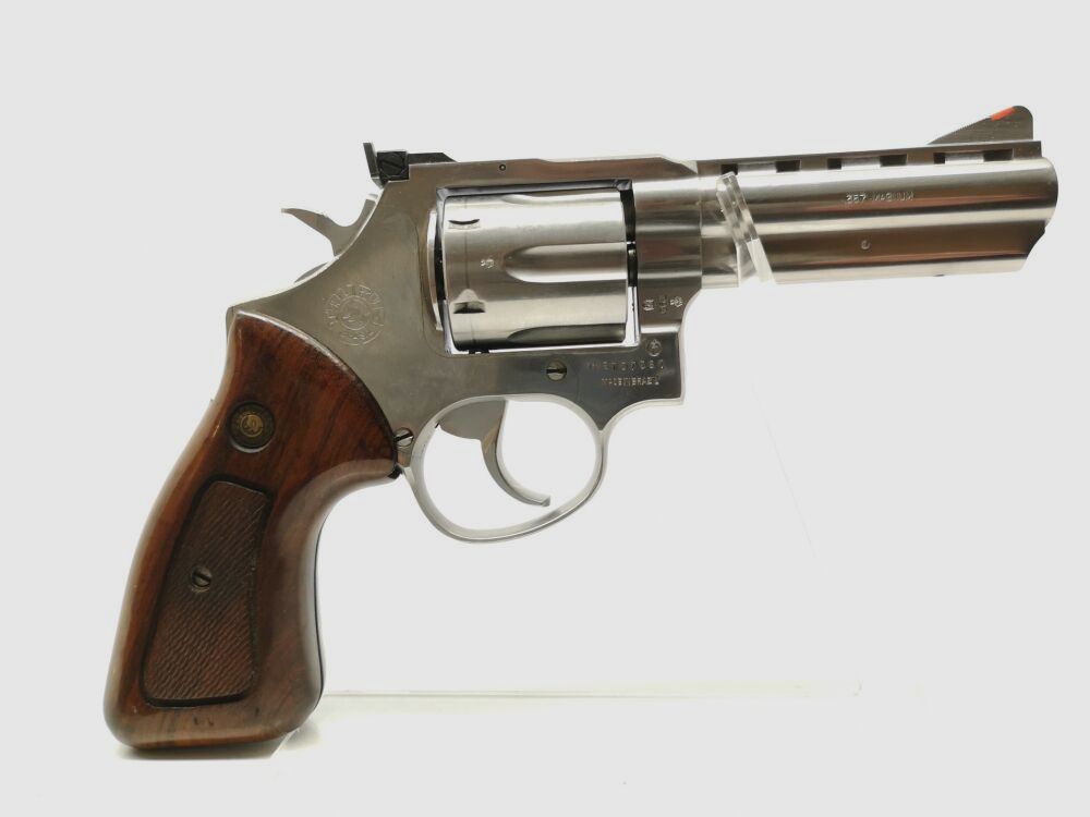 Taurus 689