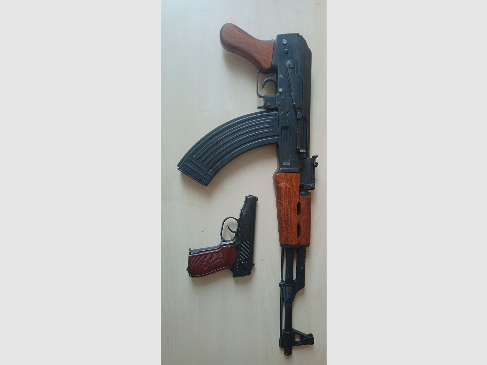 AK47 und Makarov von Denix Dekowaffen.