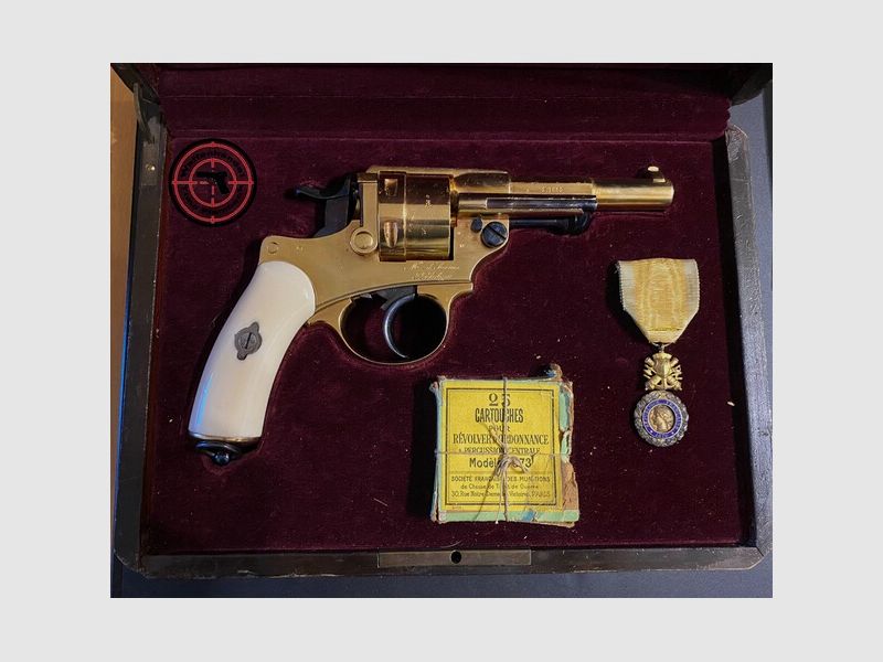 Sammlerwaffe: vergoldeter MAS 1873 Revolver in Holzschatulle mit original Munition