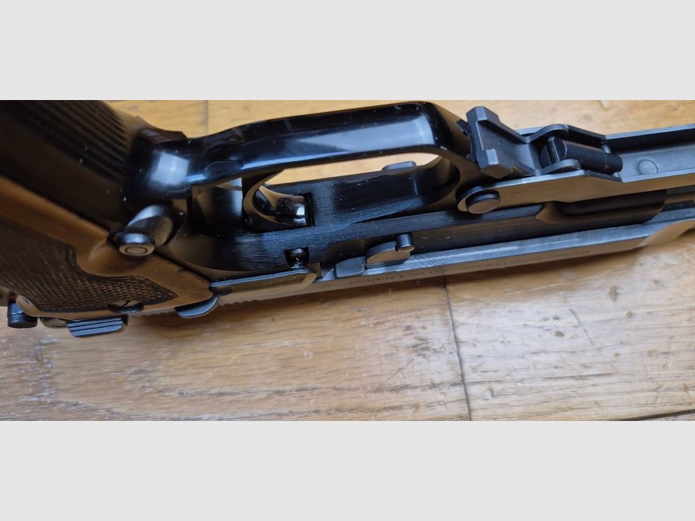 Trés beau Pistolet Automatique Beretta 93R – Moins de 2.000 exemplaires ! – Rare version du 1er type à ajourements de canon- Chargeur 15 coups – Excellent état quasi neuf pour le plus rares des Beretta – TBE ++ – Catégorie A2 – Export EXCLUSIVEMENT, image 13 sur 29