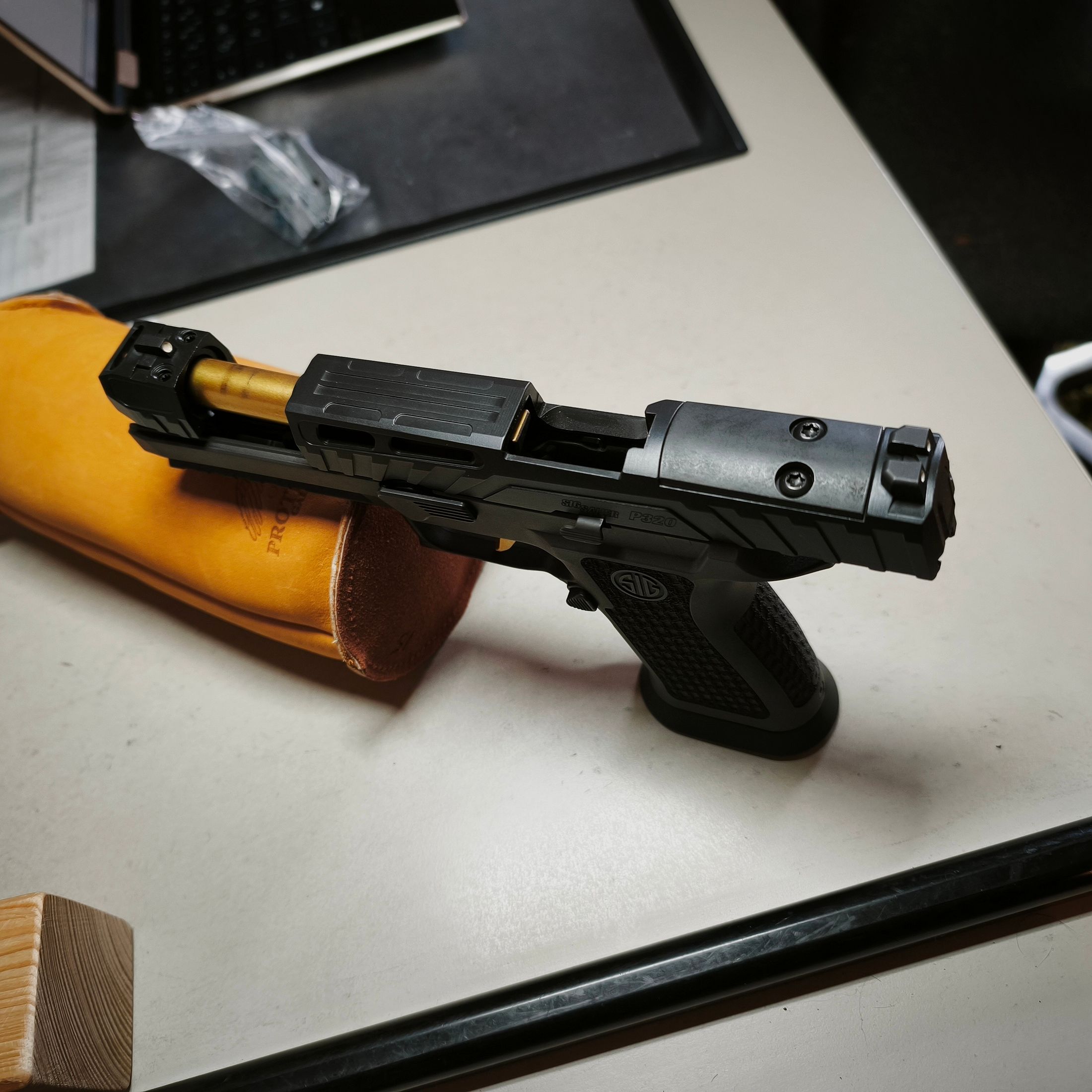 Sig Sauer P320 Spectre COMP pistool met rode stip Romeo