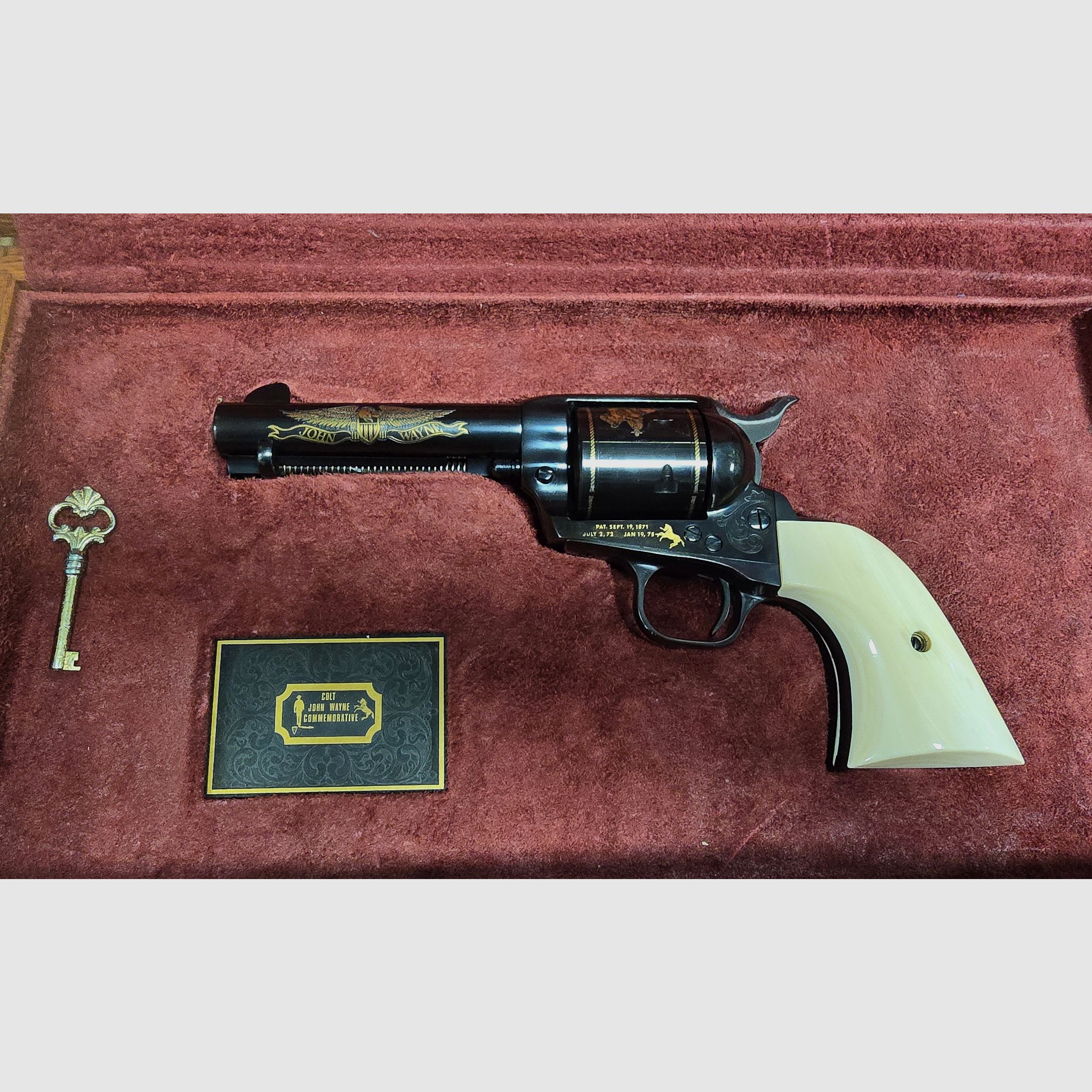 Model: Colt (#357), Mod. SAA (wapen zonder bijzonderheden) - Kaliber: .45Colt (#194) - John Wayne Revolver verzamelobject in houten kist