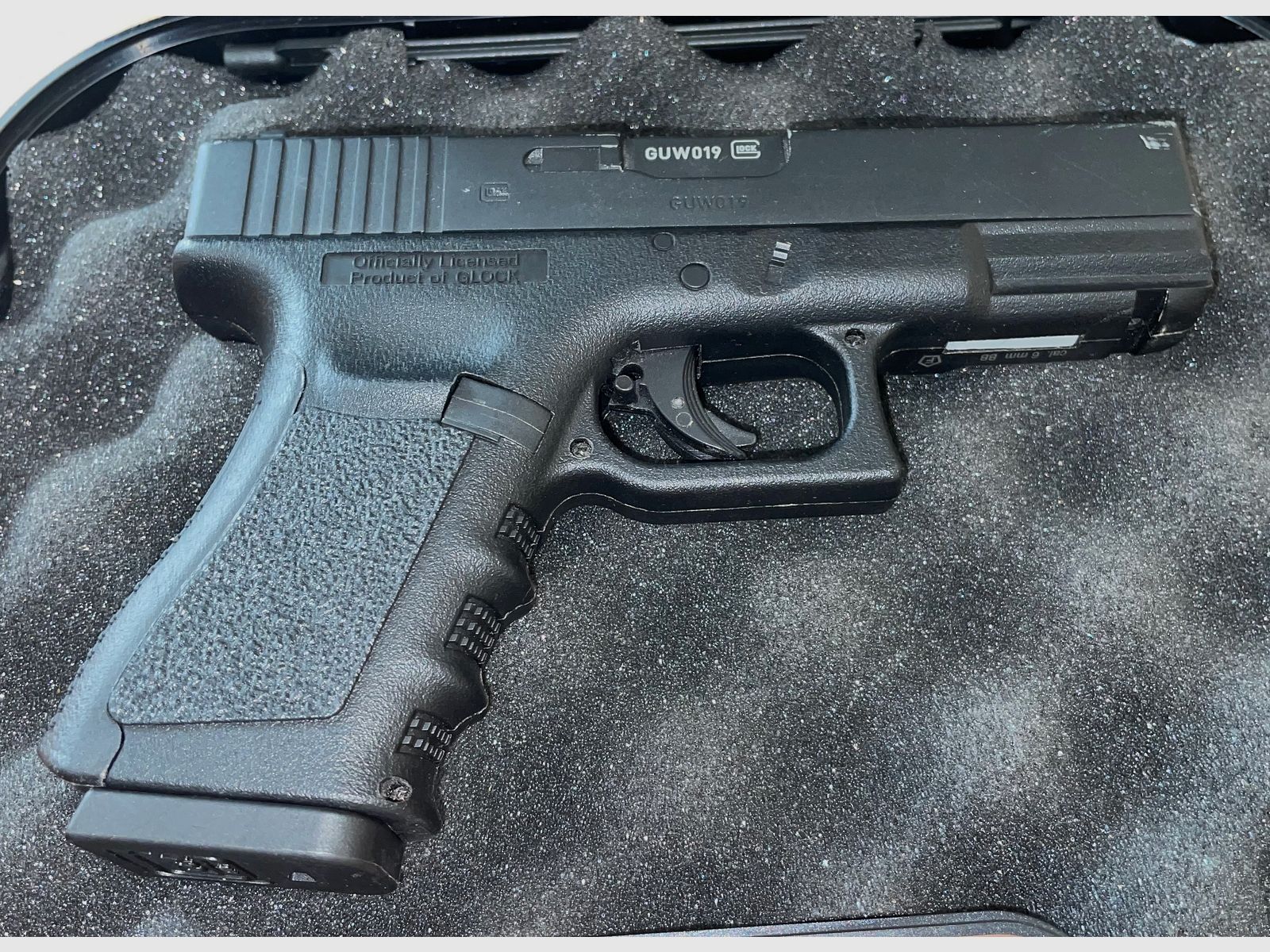 Glock 19 CO2 pistol by Umarex