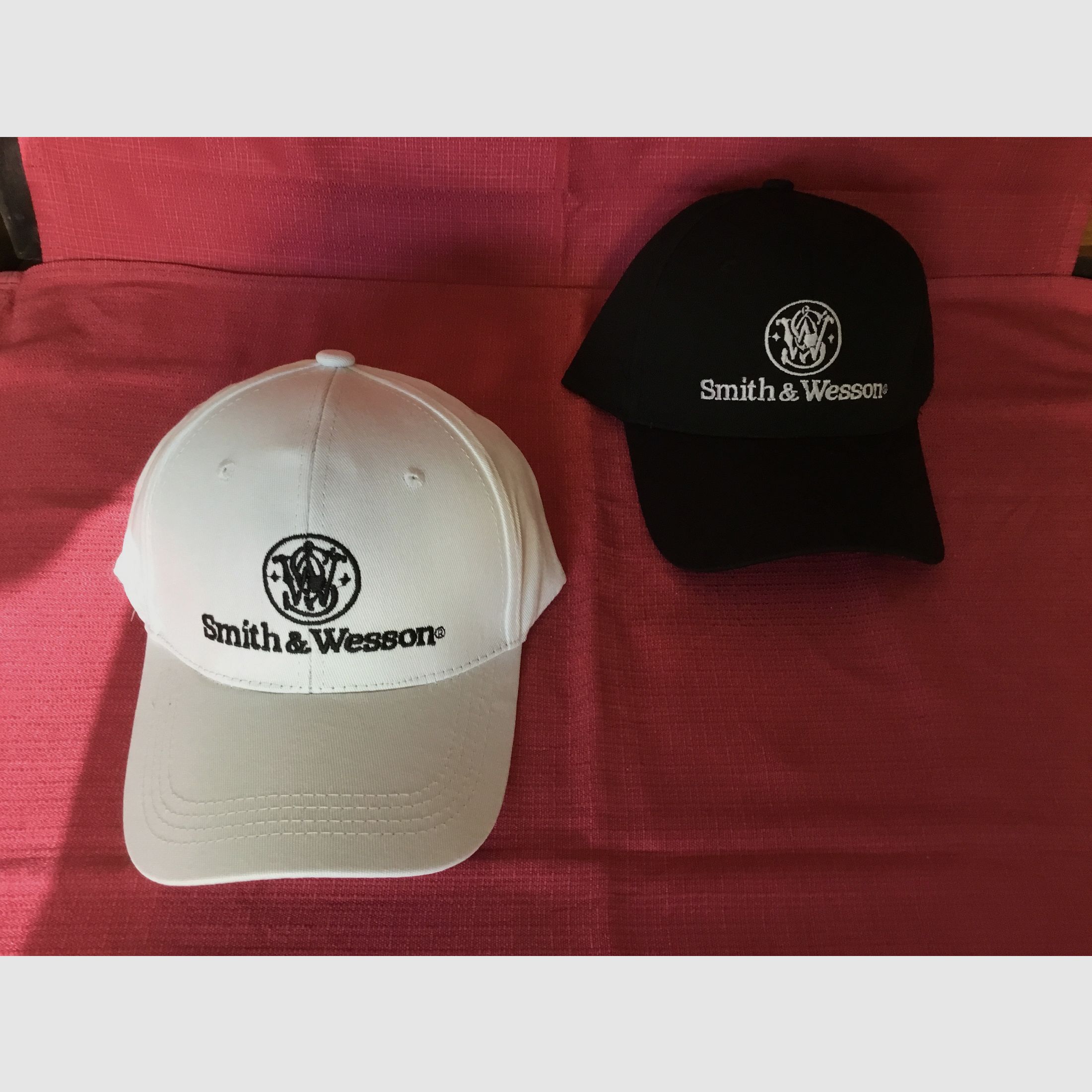 Gorra de béisbol Smith & Wesson en negro y blanco