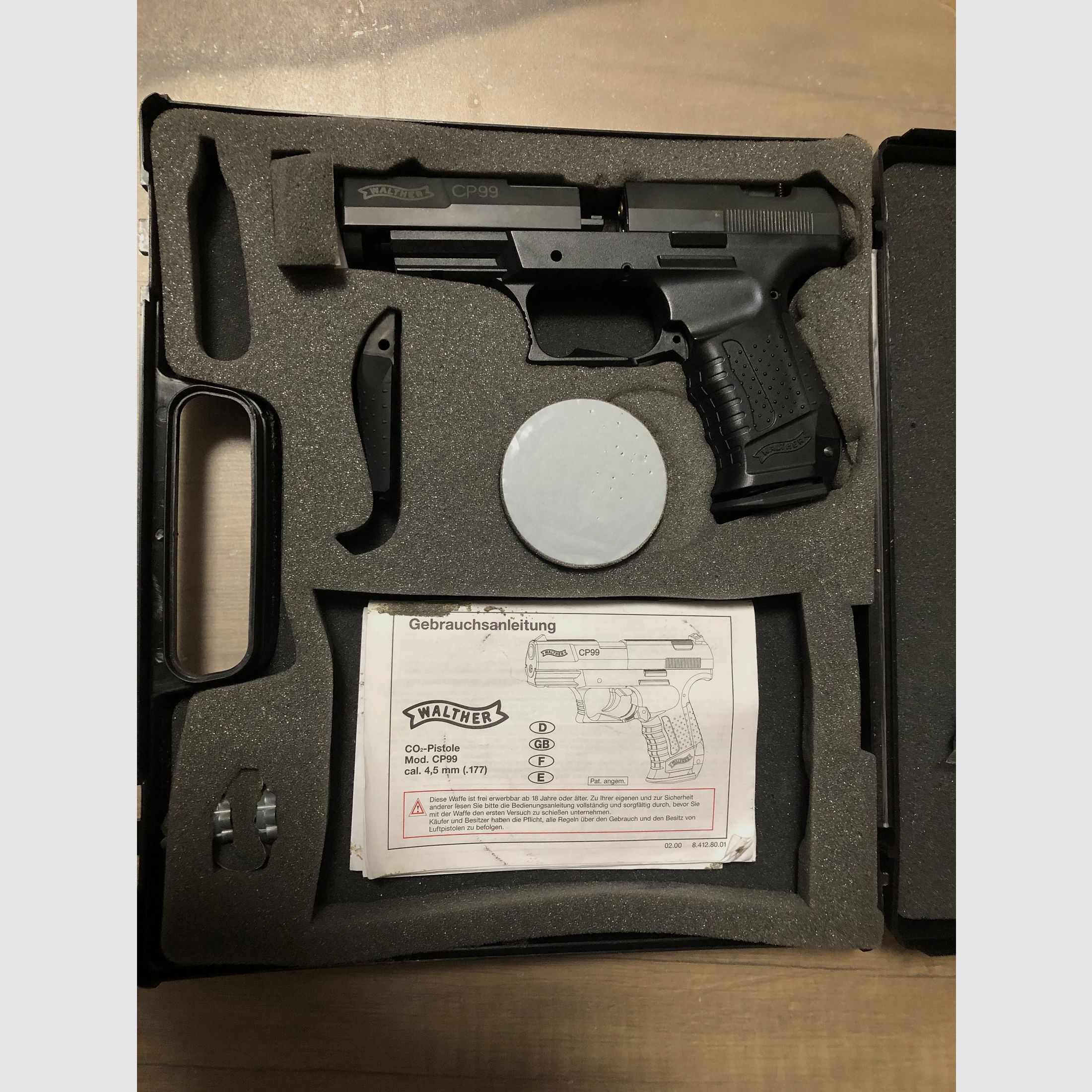 Walther CO2 CP99 pistool als onderdelenhouder
