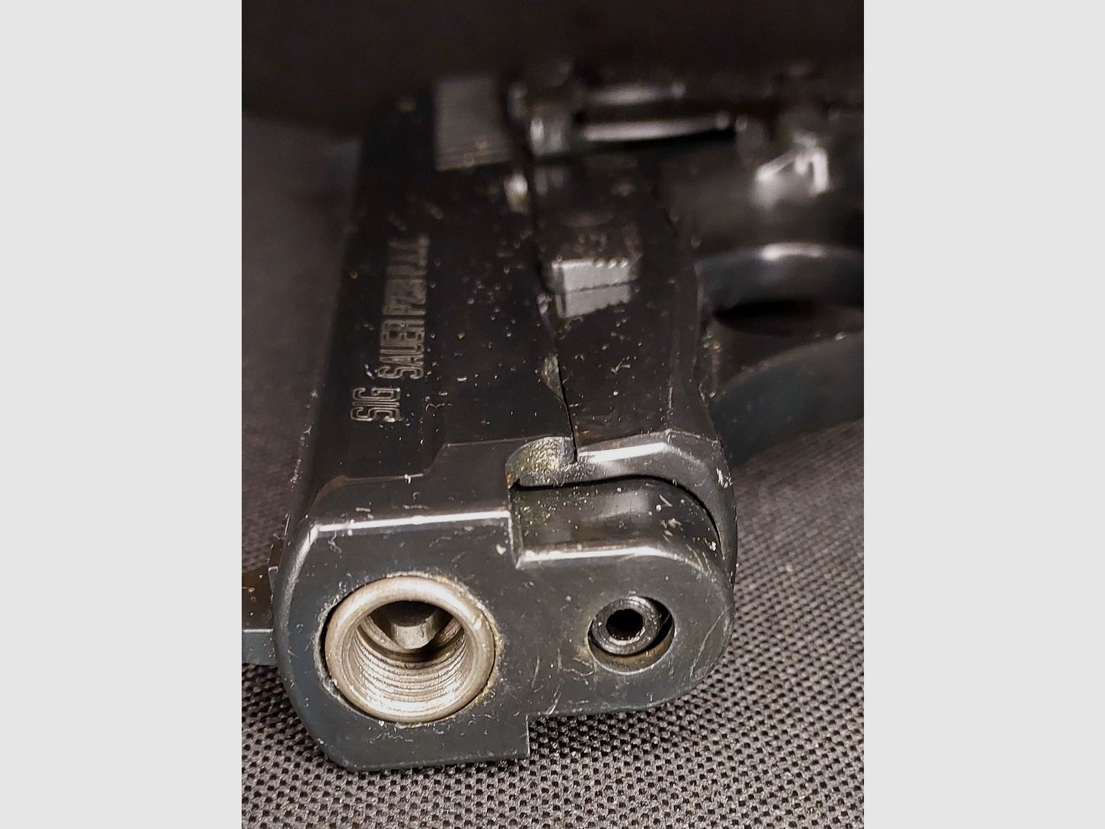 Sig Sauer P239 Schreckschusspistole im Kaliber 9 mm P.A.K. aus dem originalen SIG „Backup‑Set“ (PTB 696)