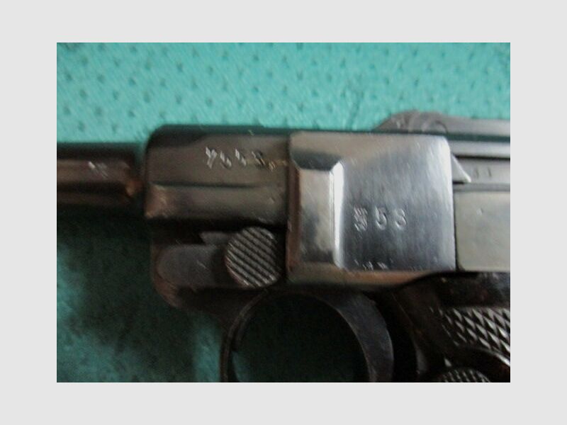 Pistolet 08 de la police populaire Vopo avec tampon 08
