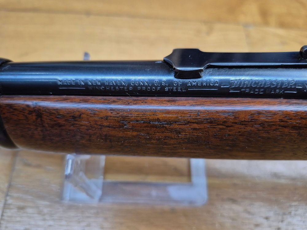Splendida Winchester 94 – Fabbricazione eccezionale pre-1964 – Cal. .30.30 Win – Vera fabbricazione New Heaven Made in USA – Legno superbo con grana fine – Brunitura originale impeccabile – Mirino coccodrillo in acciaio forgiato (e non stampato) – Meccanica extra fluida – Gioco minimo – Canne sublime – Il top di Winchester in condizioni museali!, immagine 13 di 21