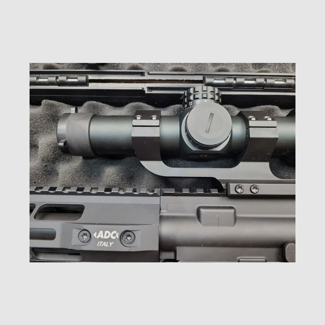AR 15 Büchse – Marke ADC – Modell M5 Version Custom Plus – Kal. 223 – in Originalkoffer – Custom-Zubehör einschließlich Zielfernrohr – mechanische Visierung UTG – Firefield Reflex-Zielfernrohr – gefrästes Gehäuse – 12,5 Zoll kaltgeschmiedeter Lauf – ideal für Schüsse bis 600m – gebraucht im neuwertigen Zustand, Bild 12 von 35