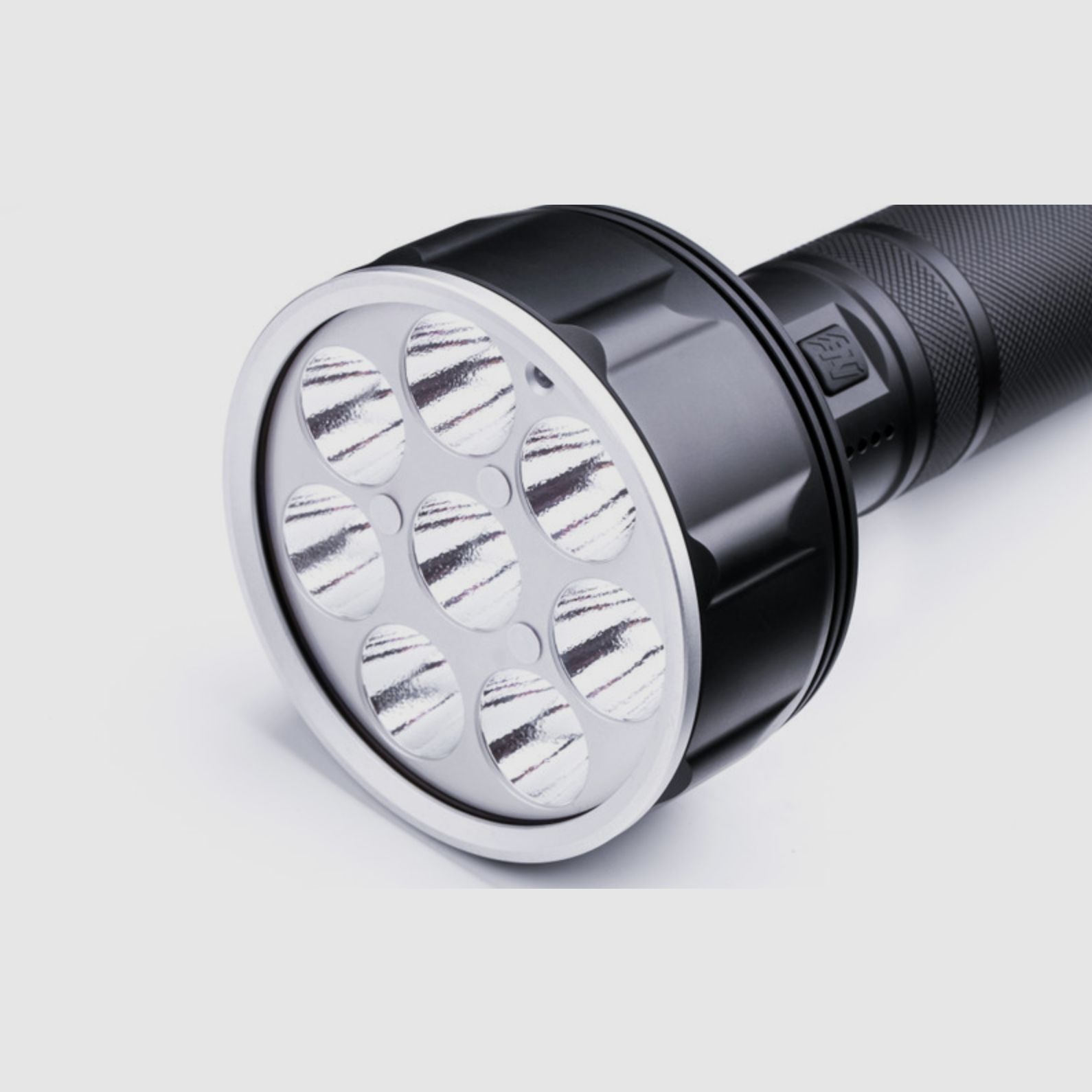 Nextorch Saint Torch 31 Professioneller Suchscheinwerfer mit Hochleistungsakku