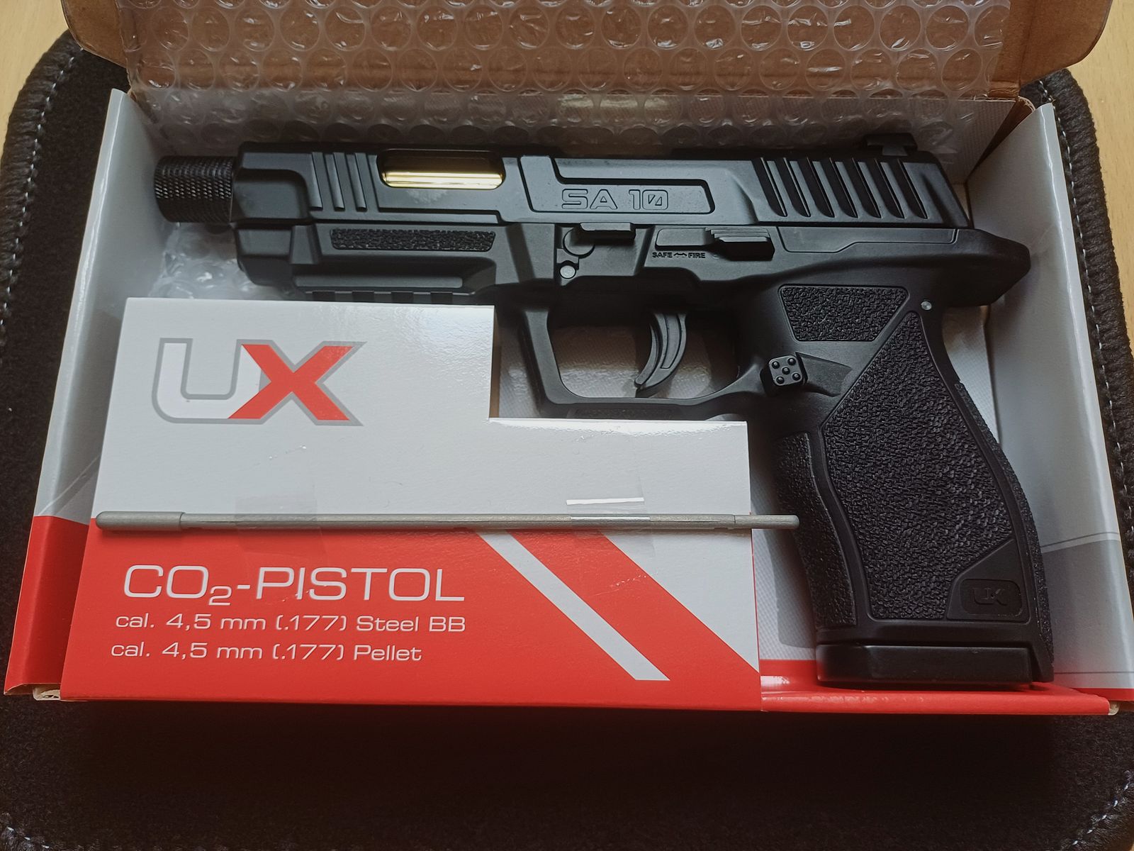Umarex UX SA10 Co2 air pistol with additional magazines and Hornet diabolo pellets with original packaging