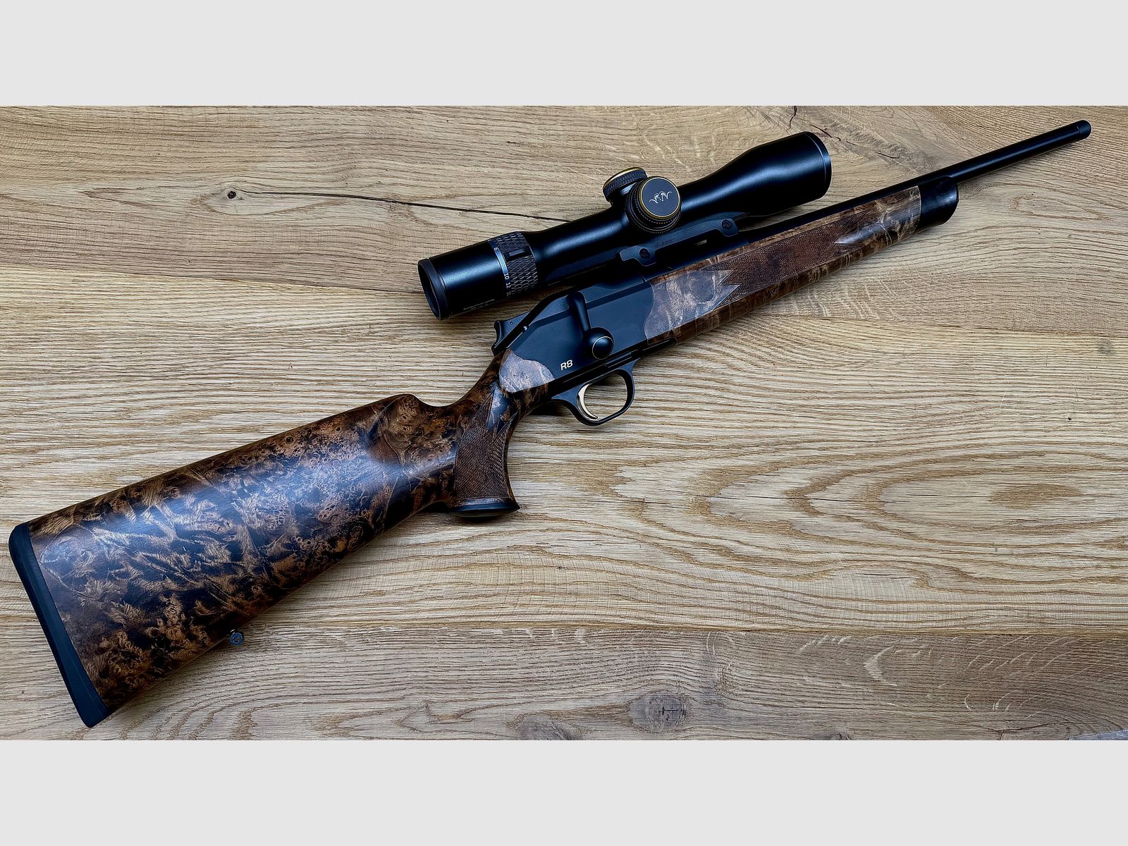 Blaser R8 Custom Schaftholz HK 9-10 / inkl. Blaser B1 2,8-20x50 Custom / mit vielen Goldelementen / TRAUMWAFFE