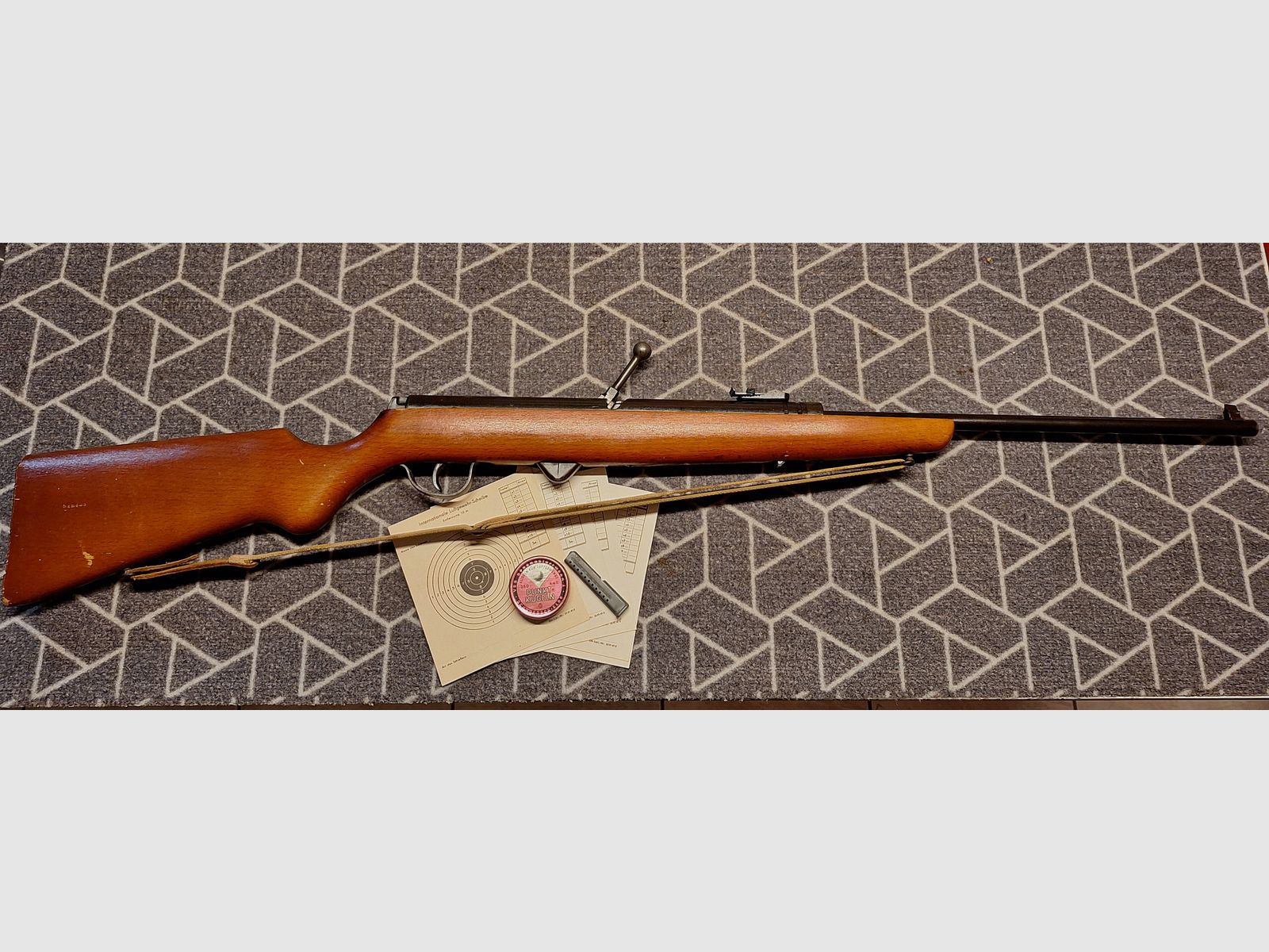 Haenel Suhl 310 "Q1" air rifle with 12-round magazine + original pellets!