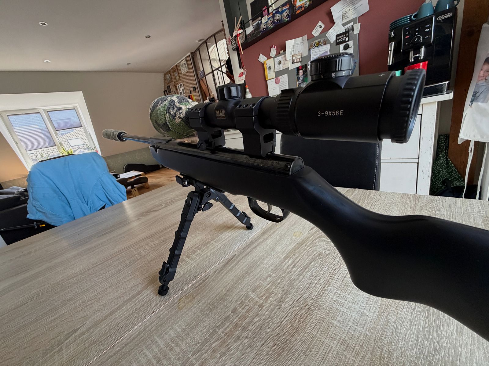 Carabine à air Weihrauch HW30K avec lunette de visée et silencieux.