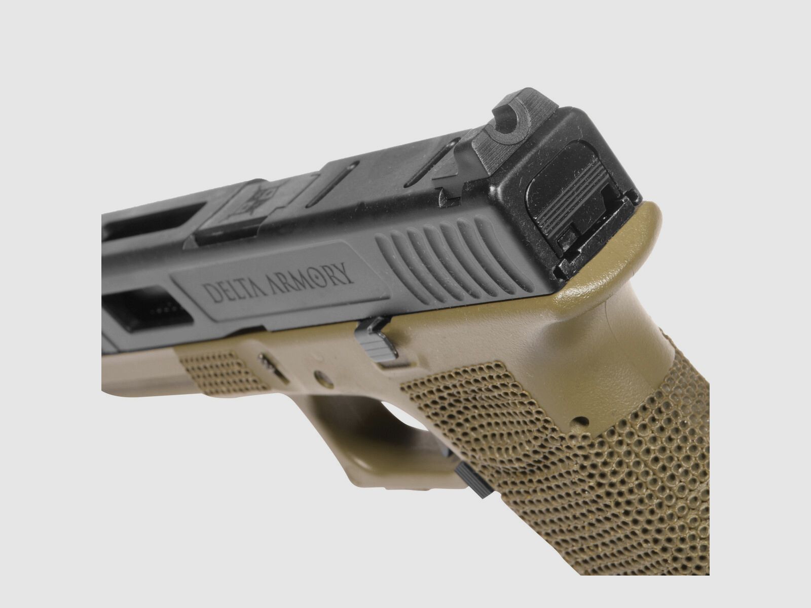 P01 GBB Airsoft Pistool met Grip Stippling in Olijf | Delta Armory
