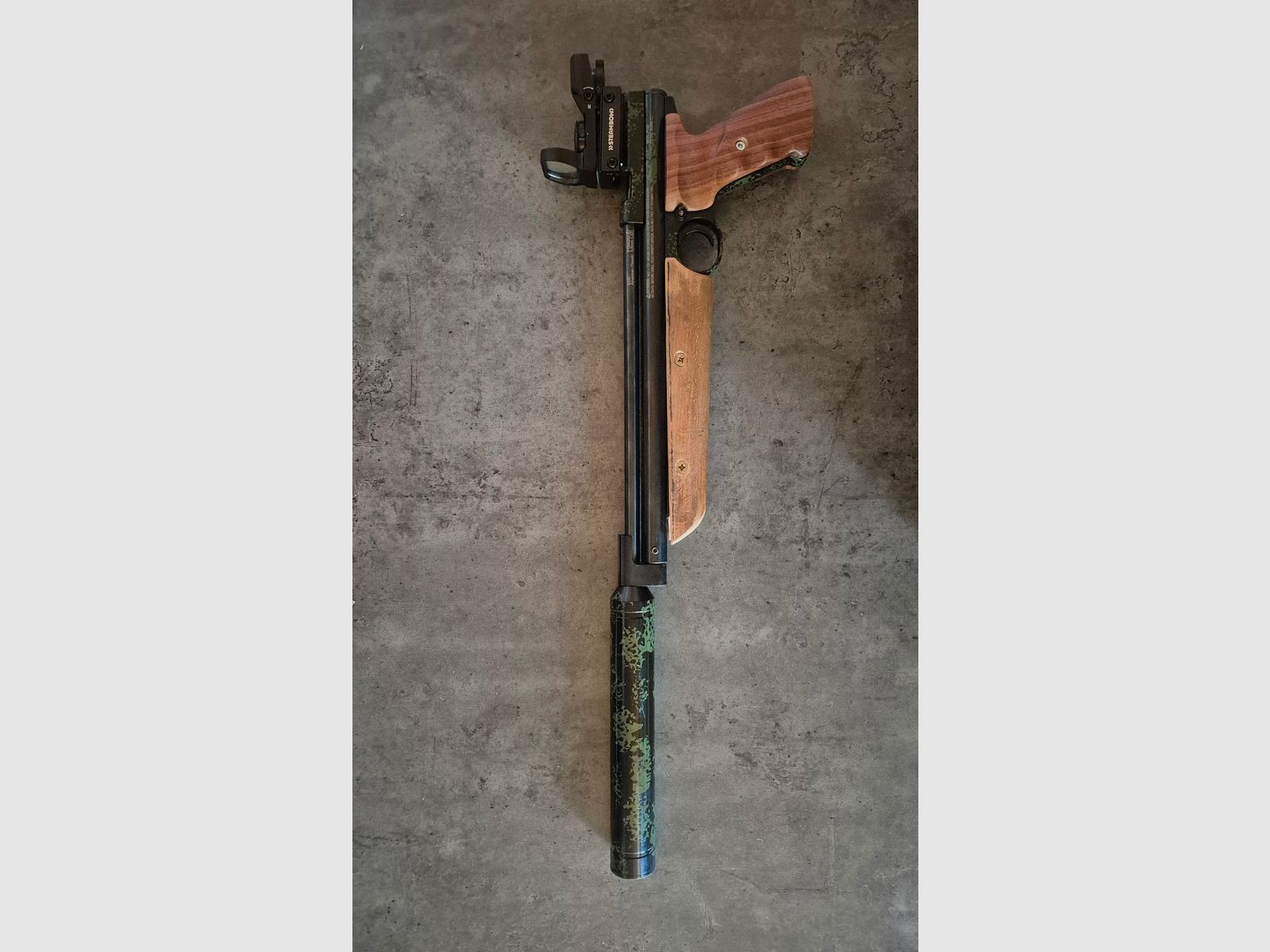 Crosman 1322 z tłumikiem i celownikiem Red Dot pistolet pneumatyczny