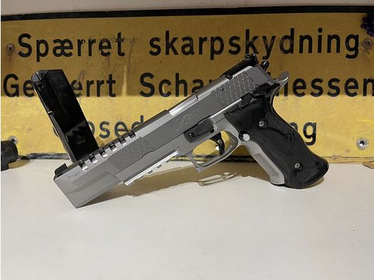 Sig Sauer P226 X-SIX CLUB30