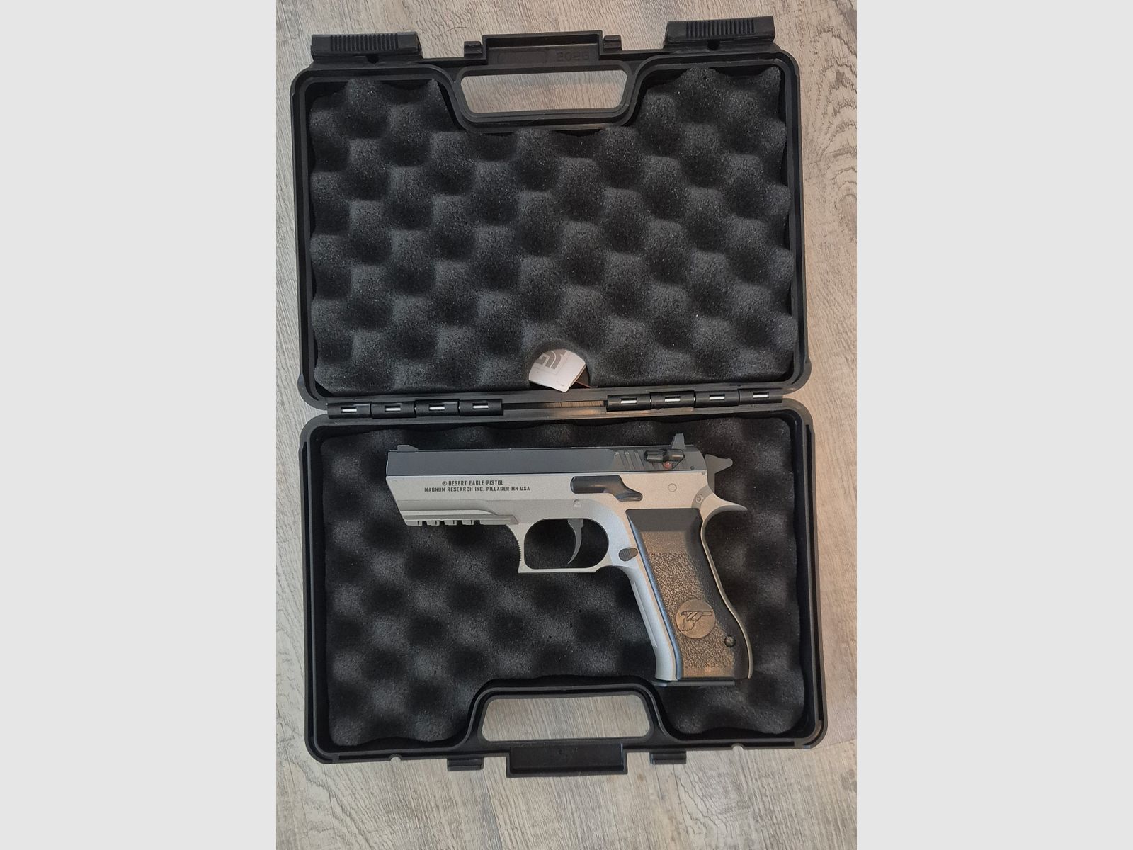 Magnum Research Desert Eagle, calibro 4,5 mm CO₂, immagine 5 di 5