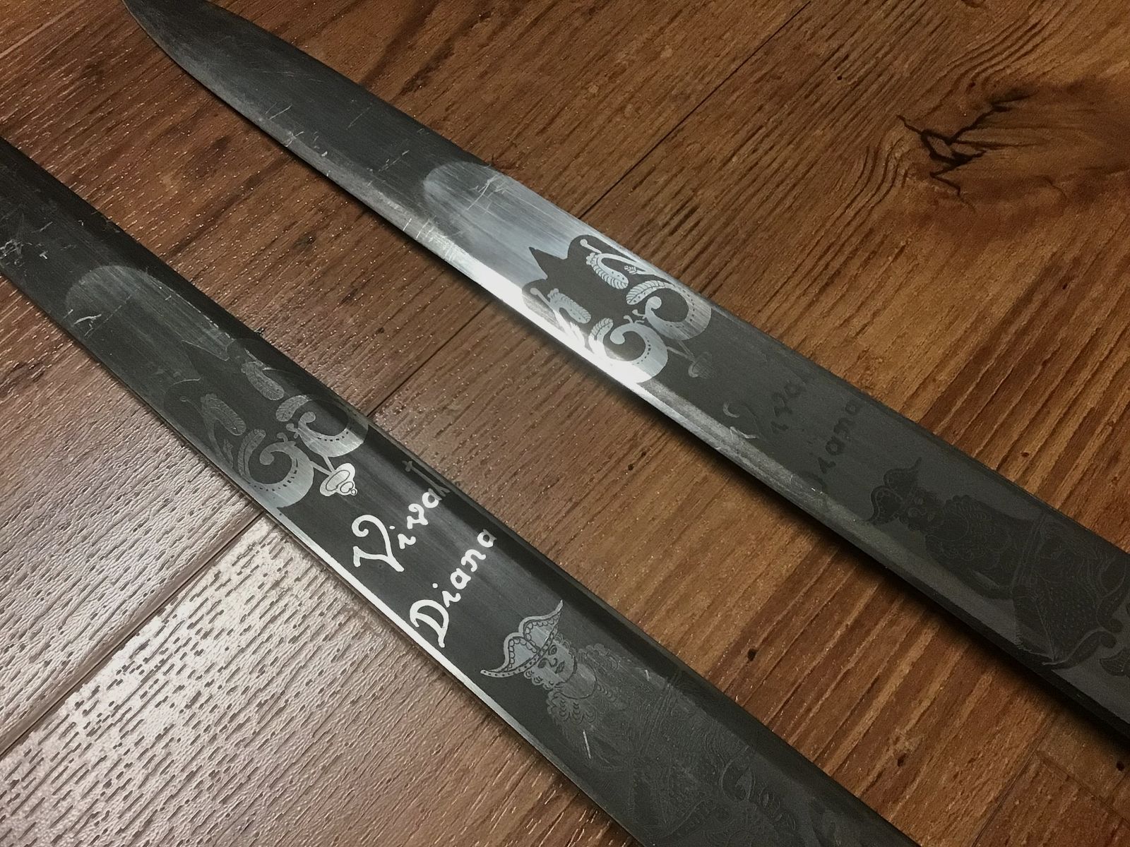 2 beaux couteaux de chasse presque épées avec l'inscription Vivat Diana