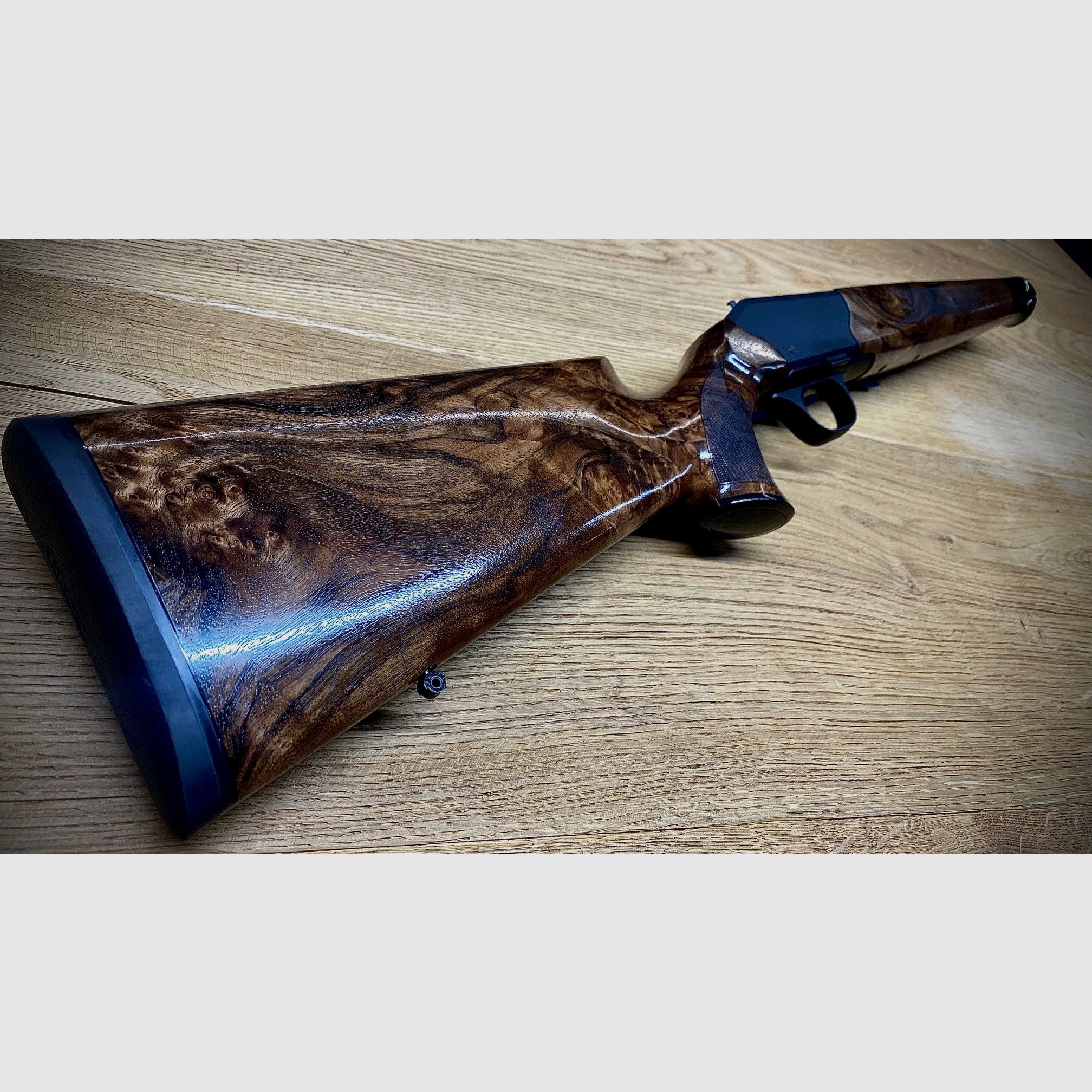 Blaser R8 Schaft / Holzklasse 7 / Bayrische Doppelfalzbacke / glänzendes Finish / Logo Schwarz