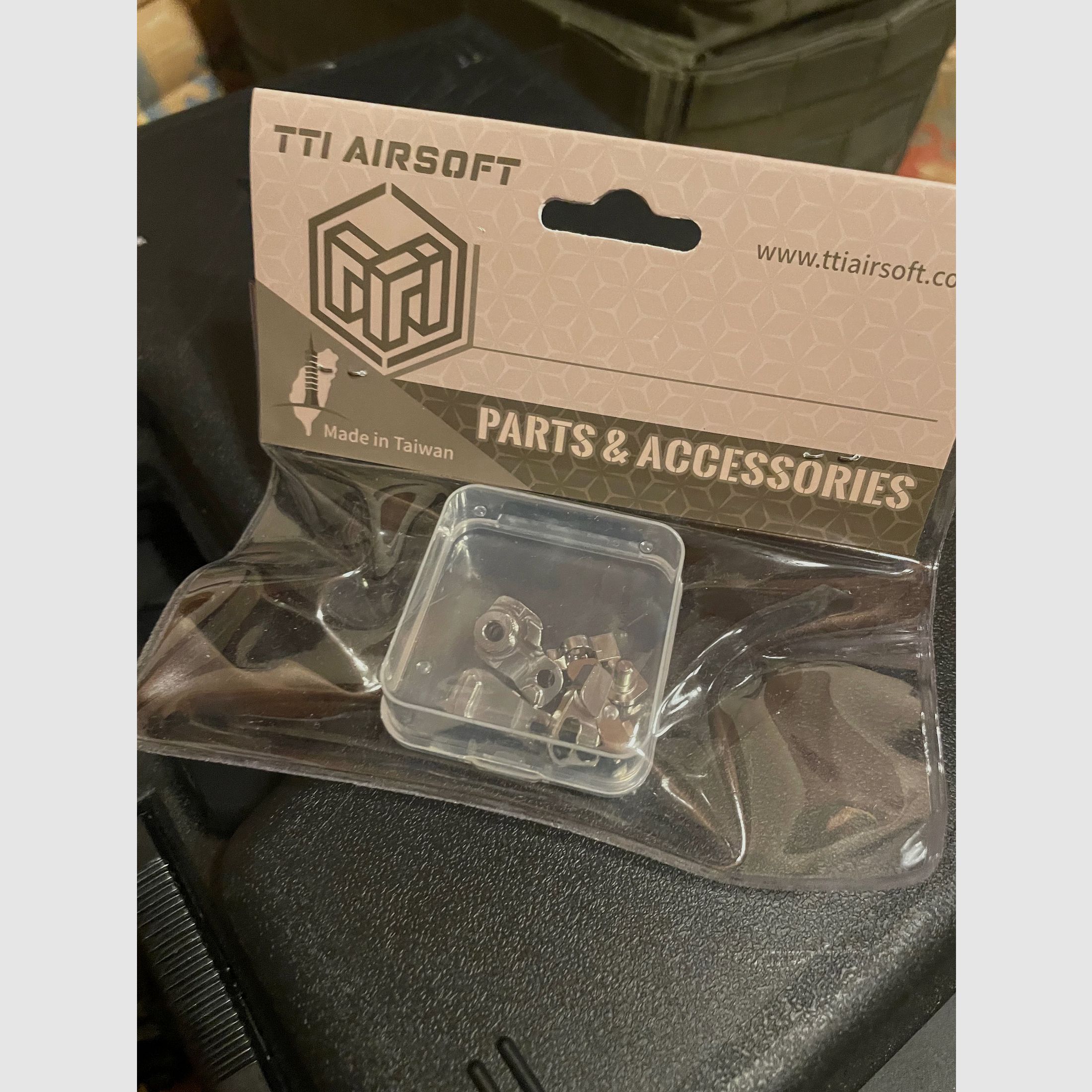 Collezione Airsoft - Tokyo Marui, HiCapa, WE - Beretta e AAP-01 aggiornamenti; portaplacca Zentauron Ares e molta attrezzatura