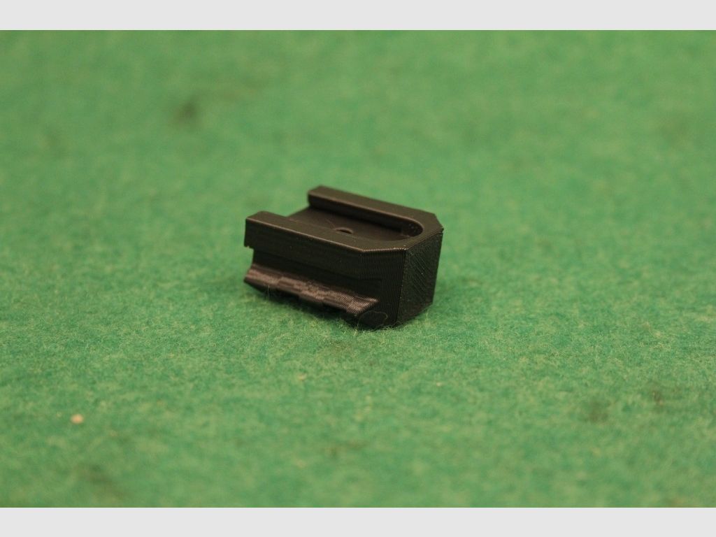 Magazine floor with integrated Picatinny rail for Walther GSP / P22 10 rounds