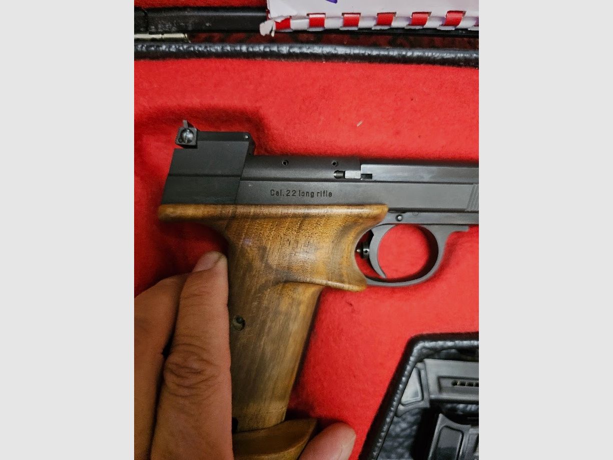 Hämmerli International – High-quality Swiss match pistol in caliber .22 l.r. in very good condition with case and accessories from an estate.