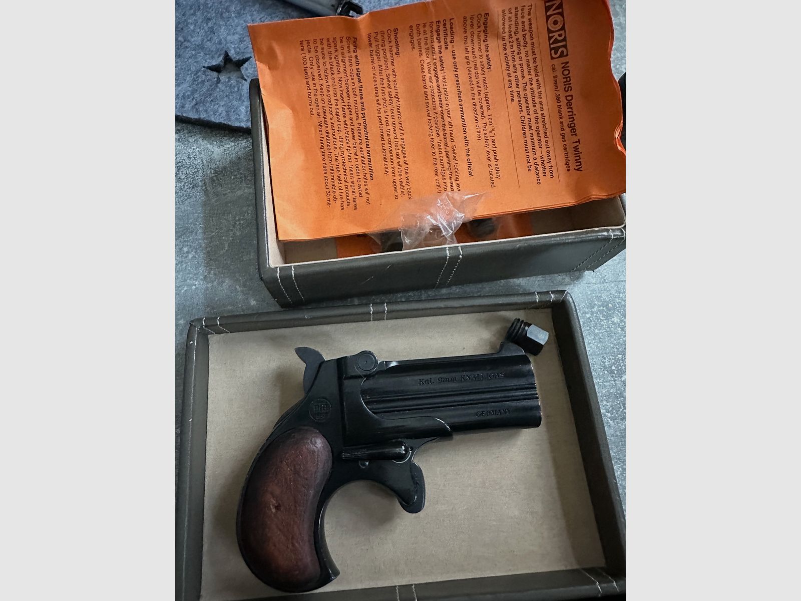 Noris Twinny cal. 9mm Knall / Gas con impugnature in legno PTB 560