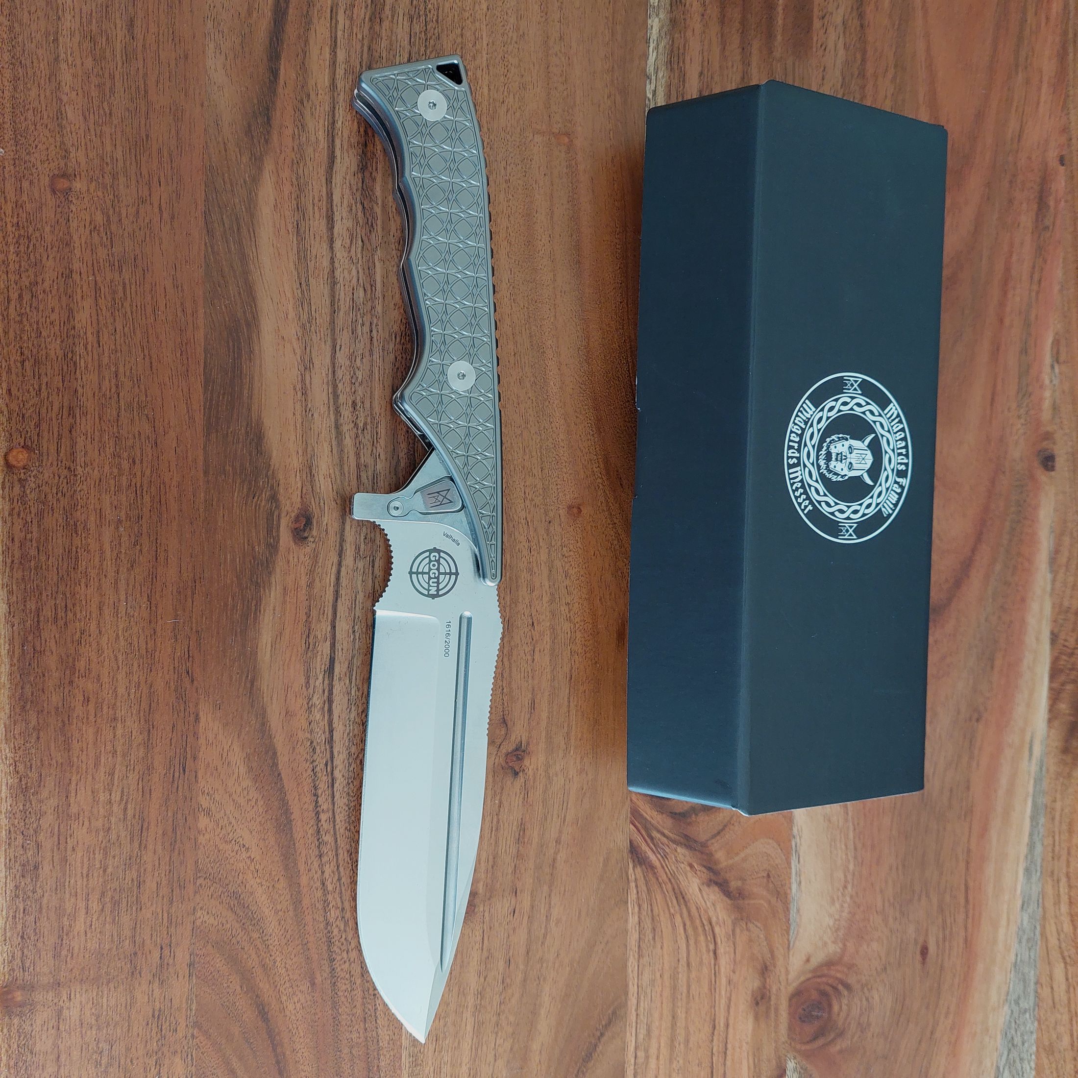 Collezione di coltelli di Midgard nuova e mai usata. Si prega di leggere la descrizione!!!!! In totale 2 spade e 9 coltelli. Posso inviare foto di tutti i coltelli. Molti sono limitati e non più disponibili. Il prezzo è trattabile. Tutti i coltelli e le spade possono essere posseduti LEGALMENTE.