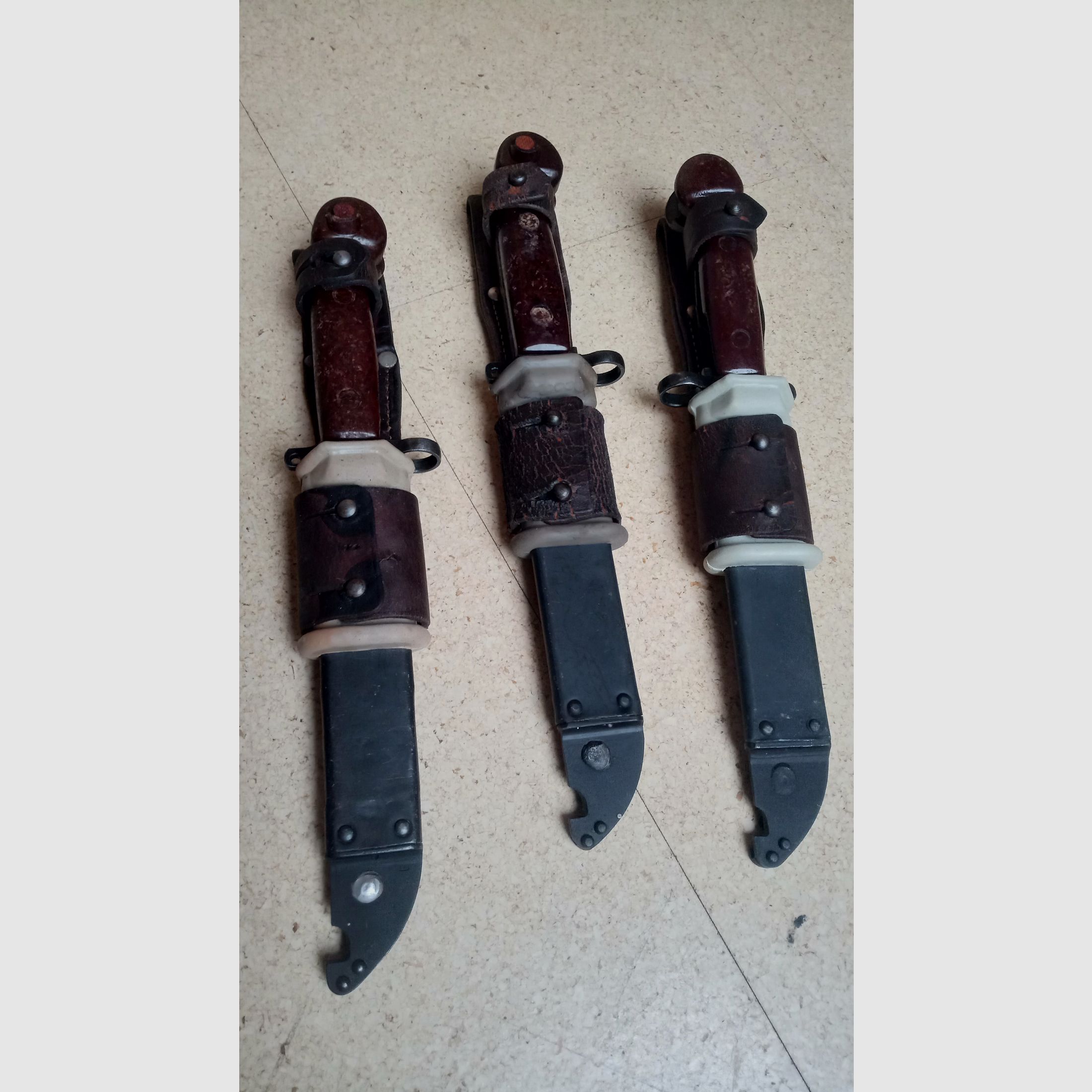 3 Rumänische 6h3 (6x3) AK Bajonette komplett inkl. Gummi Isolator und Leder Frosch  // AKM Bakelit Vintage