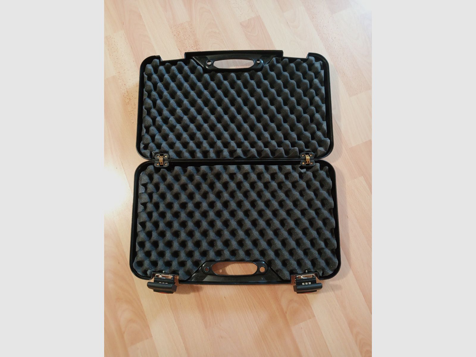 Kurzwaffenkoffer 50x30 cm mit doppeltem Zahlenschloss