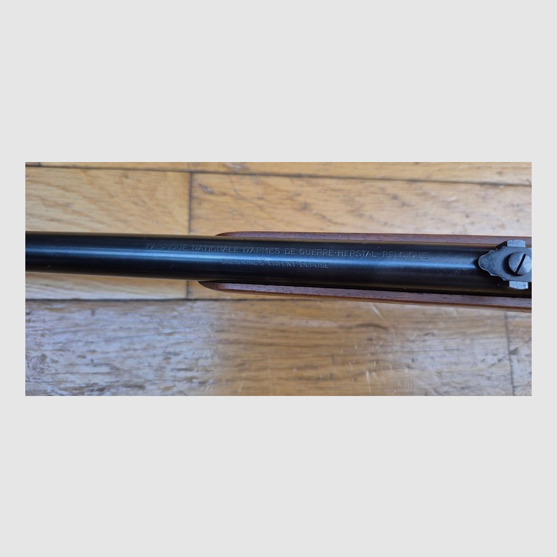 Sehr schöne und sehr angenehme Selbstladebüchse Browning SA-22 „Smokeless“ – Kal. .22LR – Qualitätsfertigung FN Herstal – Modell Take down – 10 Schuss – Sehr guter ästhetischer und mechanischer Zustand – Lauf „Nickel“ – Eine der unterhaltsamsten und sehr präzisen Waffen – TBE+, Bild 23 von 30
