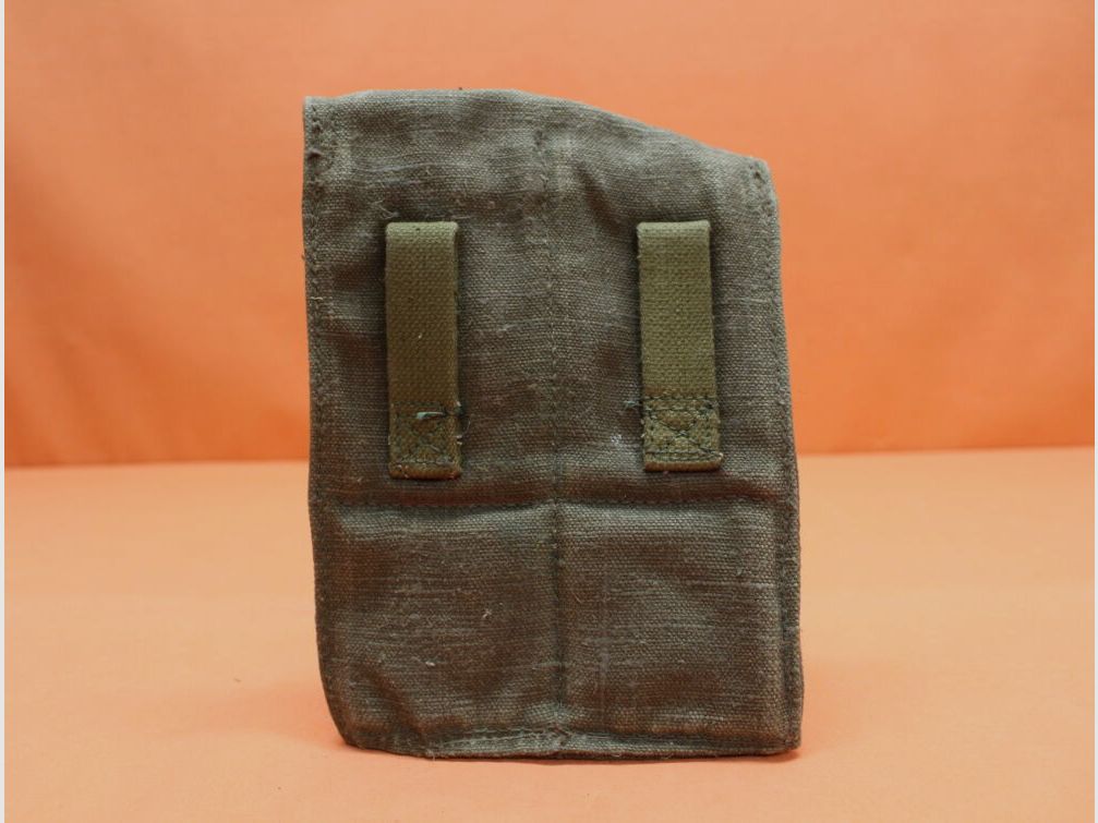 UDSSR SURPLUS Kalashnikov AKM: Magazintasche UDSSR grün für 3 Stück 30-Schuss Magazine. (SURPLUS neuwertig/ geringe Lagerspuren)