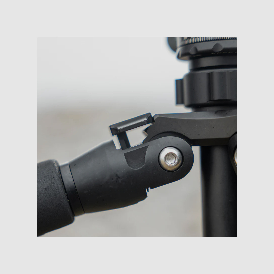 Spartan Precision Equipment Ascent Tripod™ Gen 2 Woodland mit Davros Pro Head™ und Trekkingstockgriffen