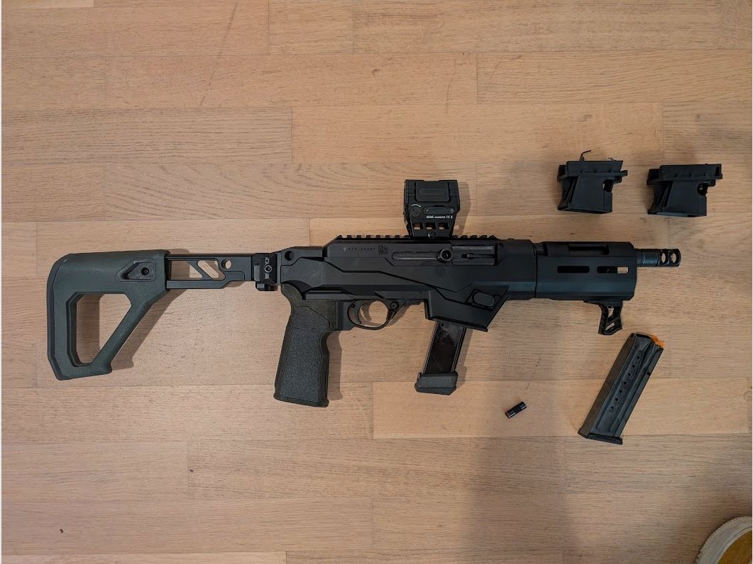 Ruger PC Charger PCC arma corta (con mucho accesorio, entre otros, culata de apoyo, compensador)