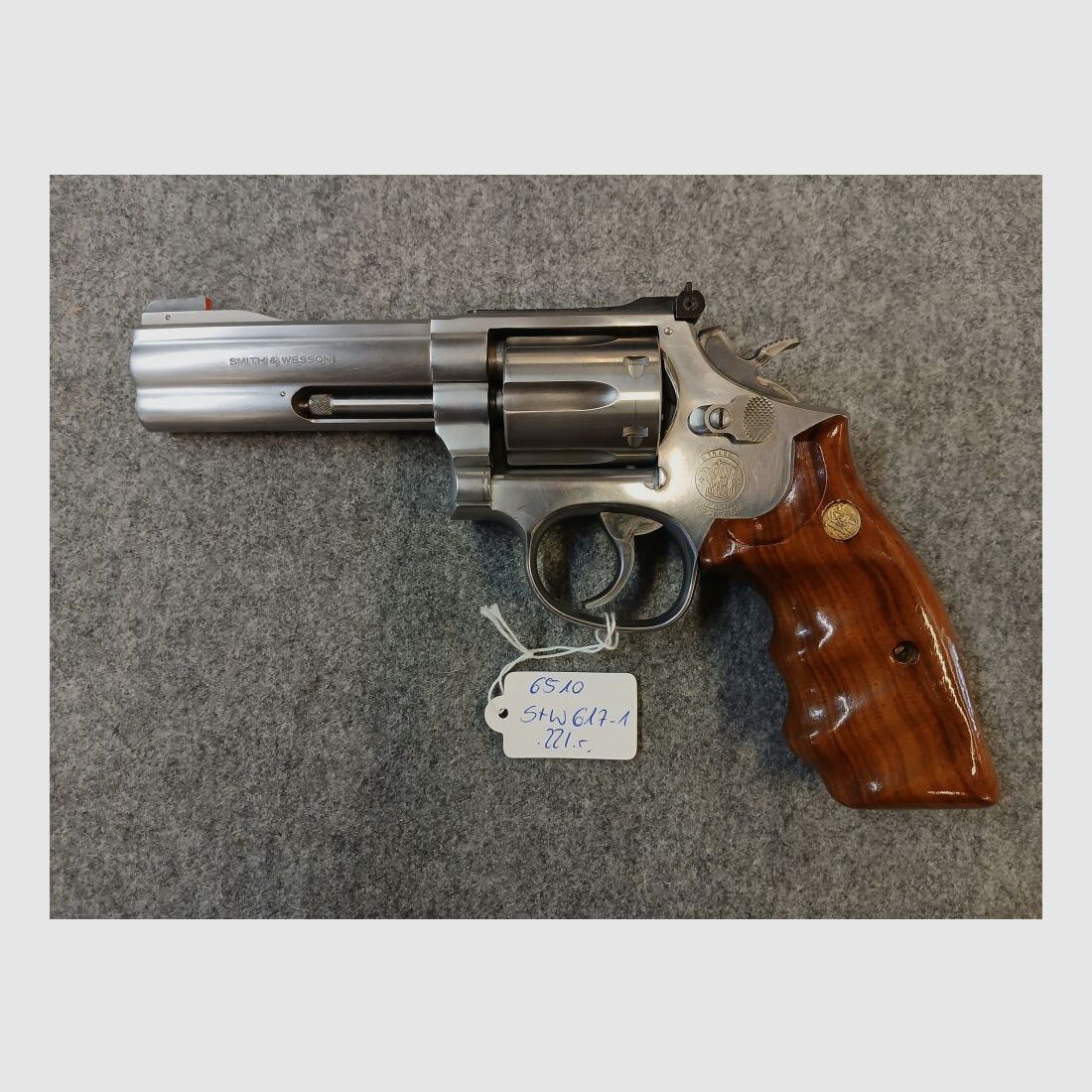 Smith + Wesson 617-1, barrel length 4"