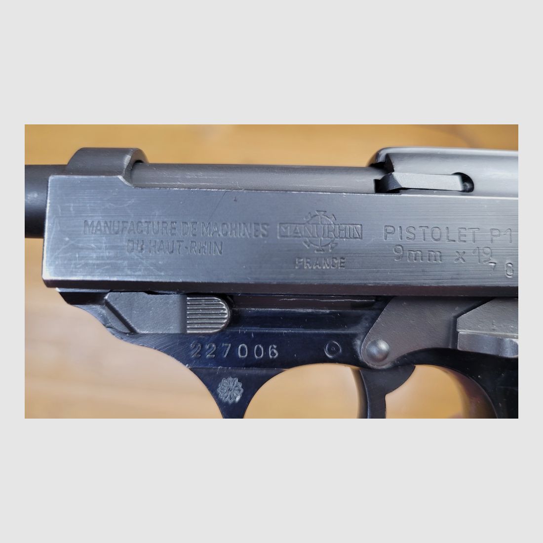 Peu courant pistolet Walther Manurhin P1 – Cal. 9×19 – Police de Berlin Ouest – Arrivage exceptionnel – Made in France by Manurhin – Marquages réglementaires – Toutes pièces au numéro – Canon miroir – Mécanique au top – Moins de 15 000 exemplaires ! – Successeur du P38 dans la guerre froide – Superbe exemplaire, image 1 sur 17