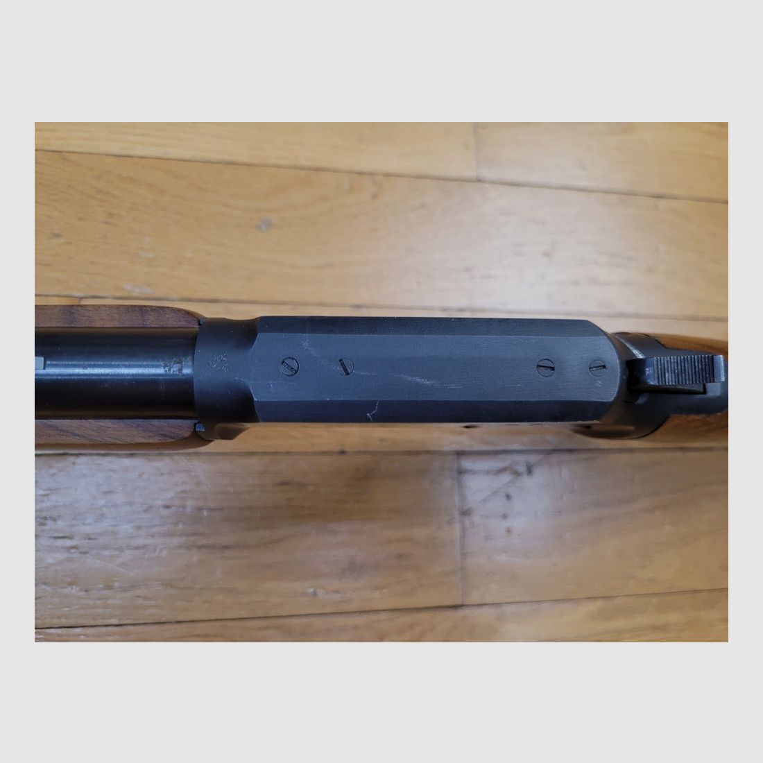 Sehr schöne Unterhebelrepetierbüchse Marlin Modell 1894 – Waffe von 1981 – Kal. .357Mag – 10+1 Schuss – Sehr schöner Schaft aus amerikanischem Nussbaum mit selbstgemachter, stoßdämpfender Schulterplatte – Ultra flüssige Mechanik – Wunderschöner 47 cm Lauf – Eine universelle Schusswaffe in TBE++ Nahezu neu!, Bild 18 von 28