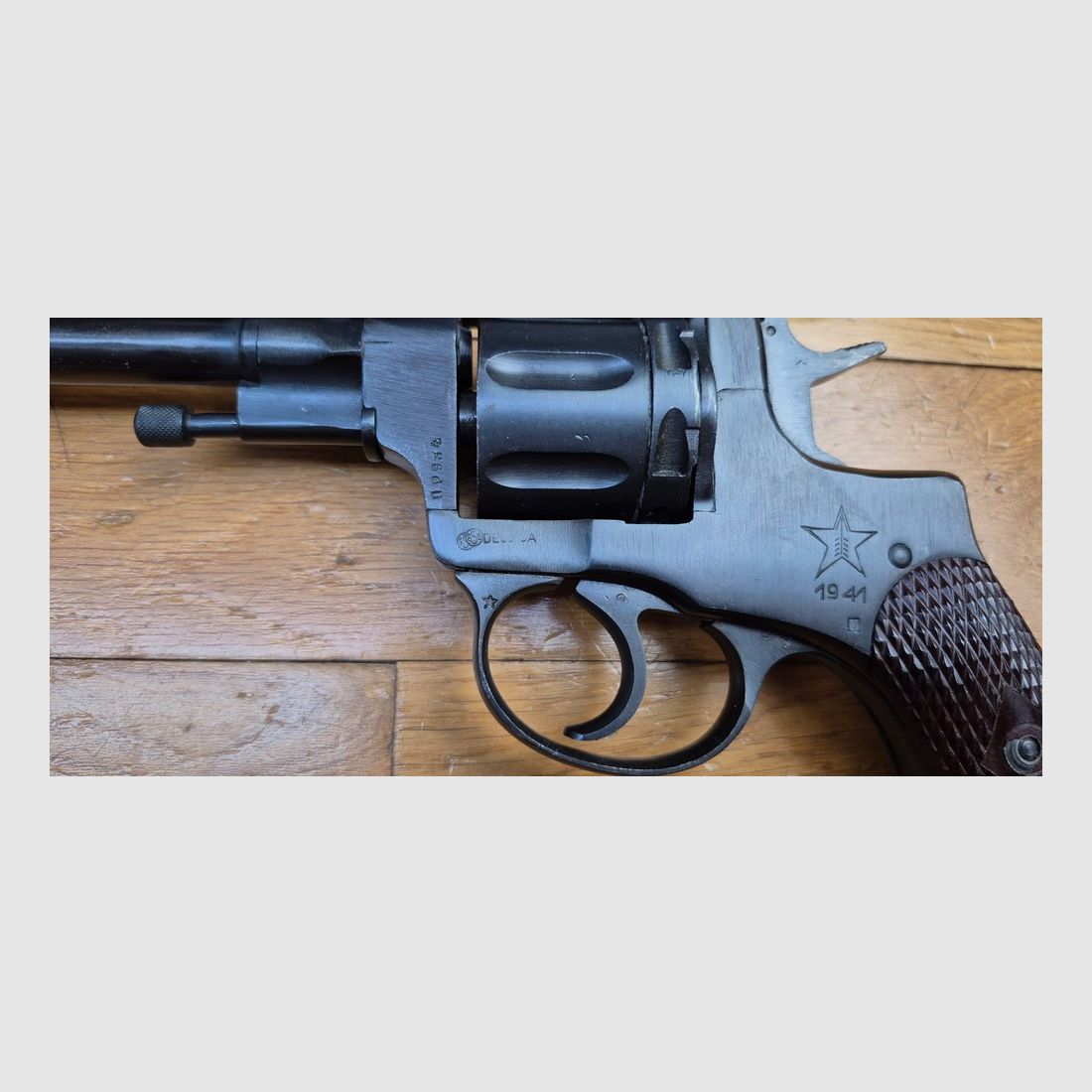 Schöner russischer Revolver Modell 1895, genannt Nagant – Tula Arsenal – Einzellaufwaffe von 1941 – Kaliber 7,62 Nagant – Sehr schöne Mechanik – Schöne Brünierung – Guter Lauf – Sowjetisches Etui im Modell mit Putzstock – Waffe in BE+/TBE, Bild 5 von 31