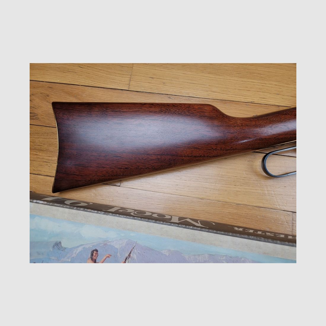 Belle Winchester commémo type 1894 « Yellow Boy » seulement 4.903 produites – Boite d&rsquo;origine – 30-30 Win – État parfait, image 3 sur 23