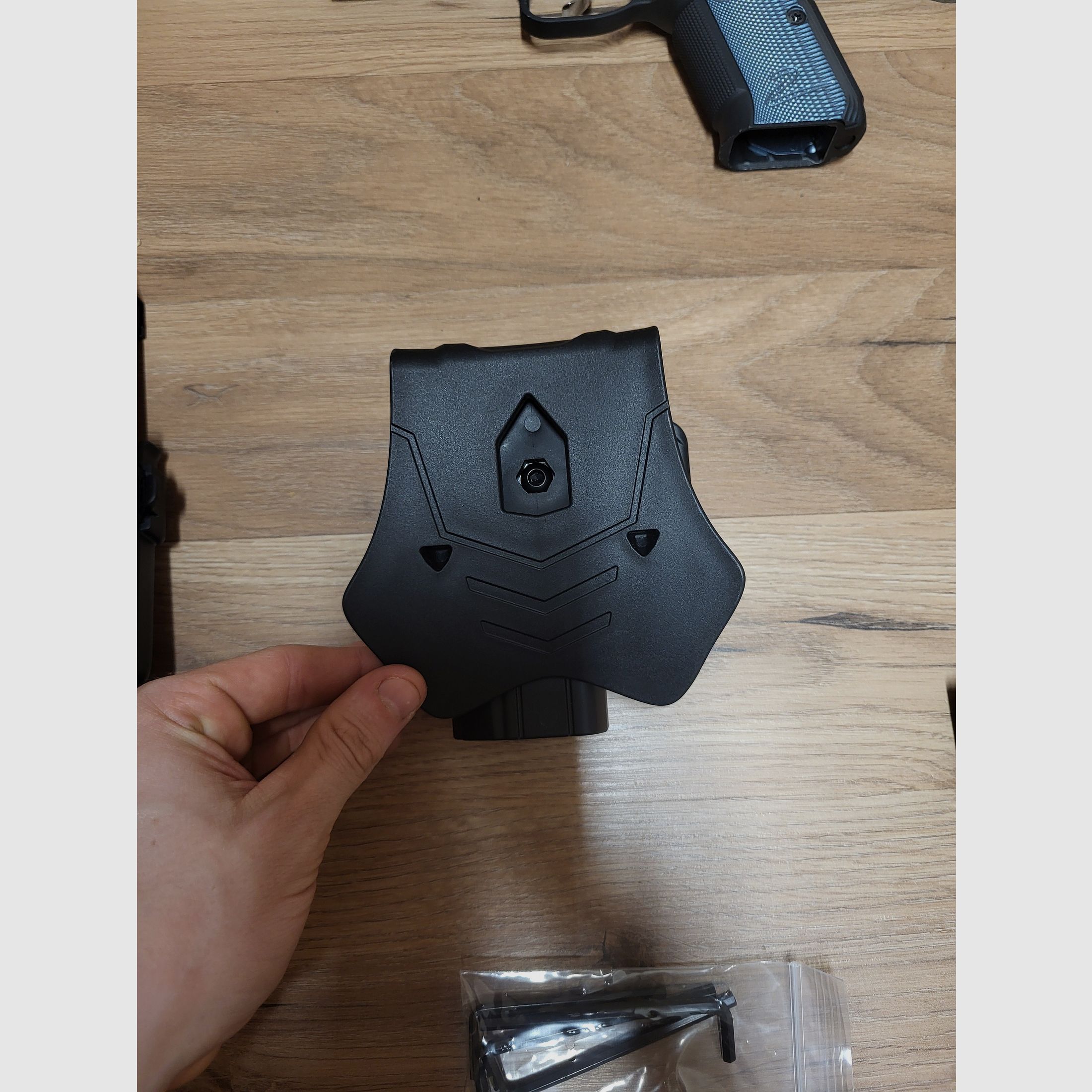 ASG CZ SHADOW 2 GBB AIRSOFT BUNDLE 4 chargeurs, 3 bouteilles de gaz Airsoft, 8000 billes, holster, 2 pochettes de chargeurs, ceinture Amomax peu utilisée