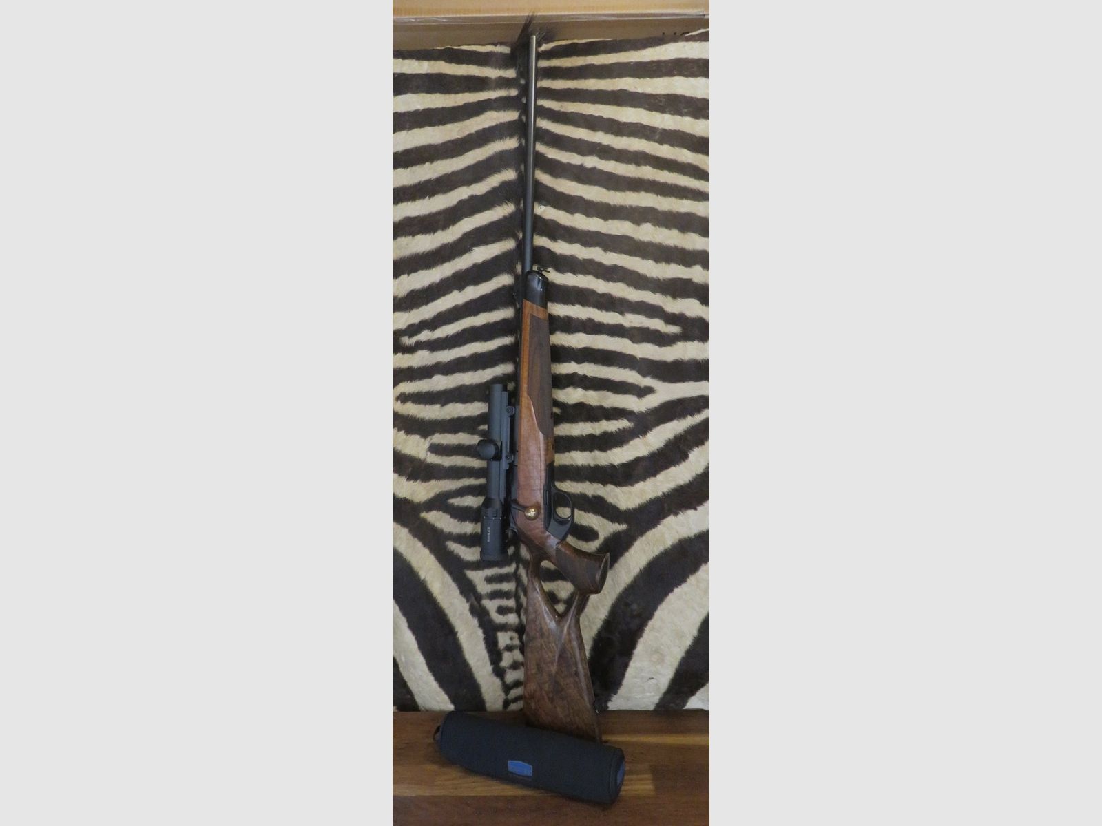 Repetierbüchse BLASER R8 Success Holz Kal.300wm Lauf 65 cm – Zielfernrohr KAHLES Hélia 1-5x24i, Bild 1 von 11