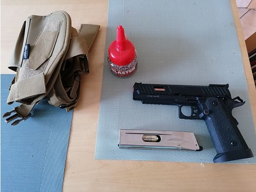 Pistole 4,5mm Kaliber mit Magazin und Halfter