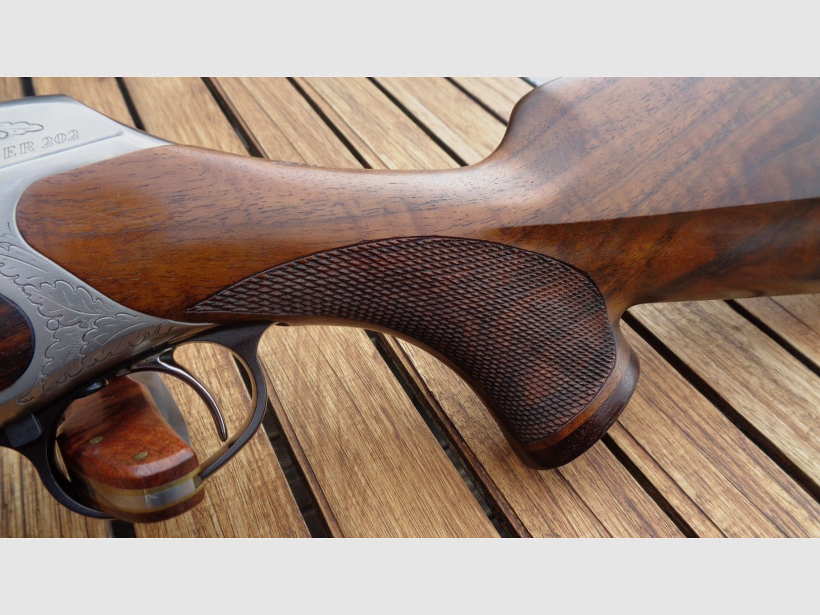Sauer 202 .375 H&H Europa Luxus E nitriertes Stahlgehäuse Eichenlaub-Gravur ausgesuchtem Nußbaumholz