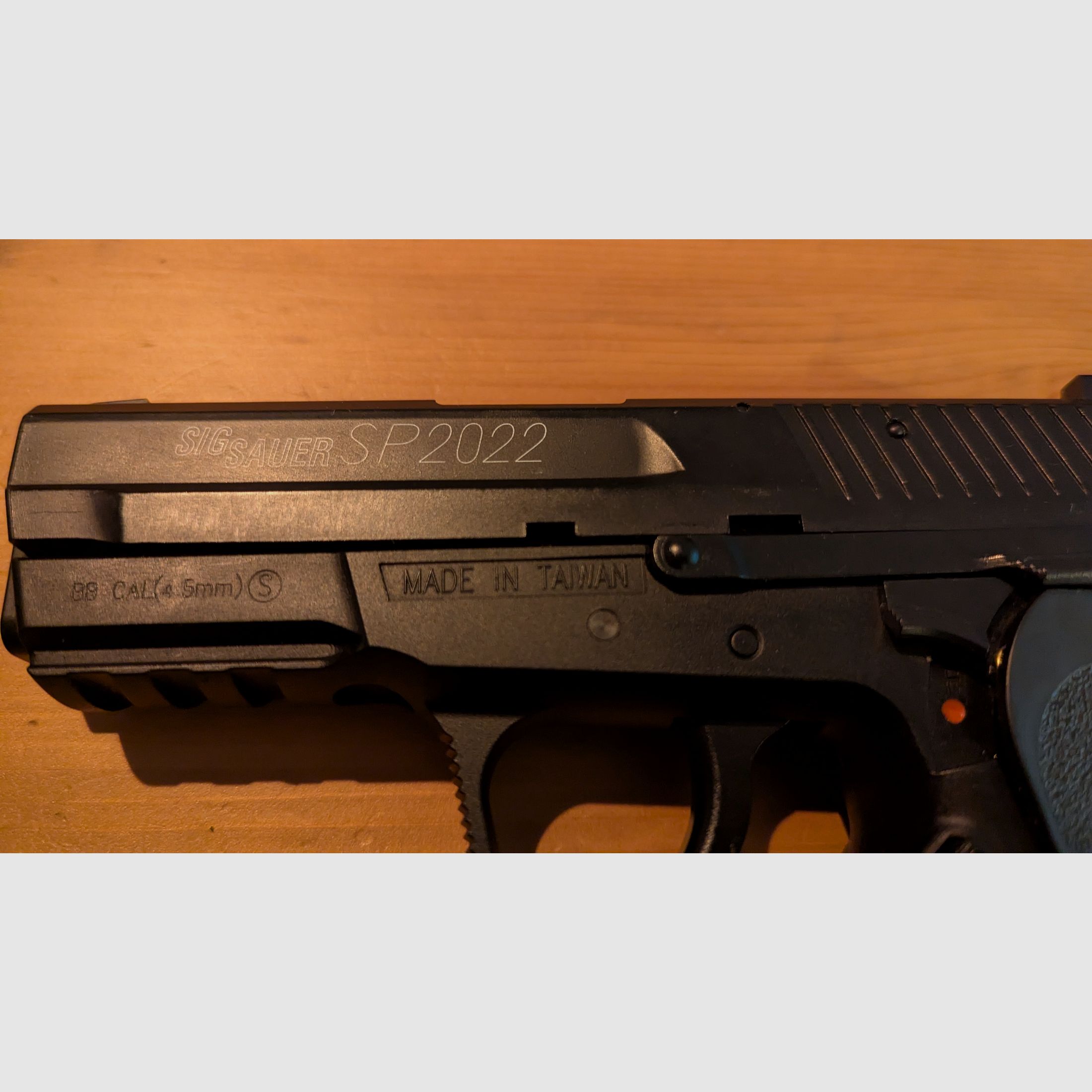 Sig Sauer SP 2022 Co2 1.75J 4.5mm BB incluant des capsules Co2, des BBs et une mallette de transport.