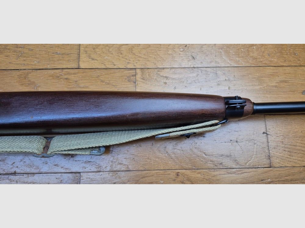 Sehr schöne ERMA Modell EM1 Replik der USM1 — Kal. .22 LR — Waffe von 1977, nicht mehr sehr gut erhalten — Perfekte Mechanik und Spiegel-Lauf — 10-Schuss Magazin — Amerikanischer Militärriemen — Garantierter Spaß auf dem Stand — TBE+/TBE++, Bild 12 von 30