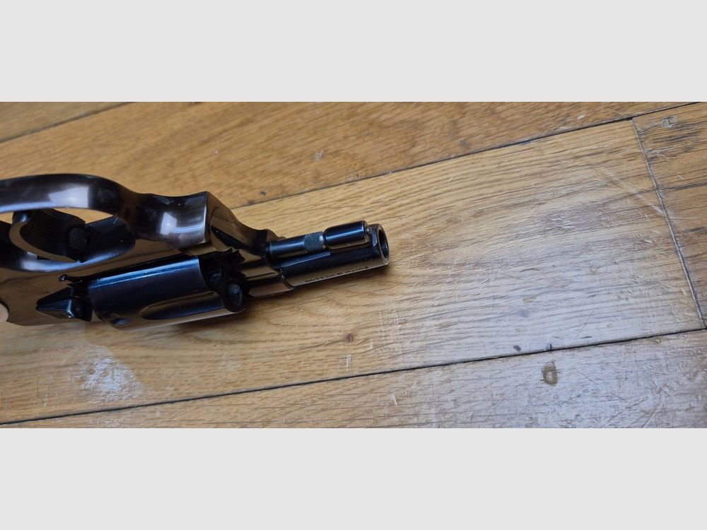 Rivoltante molto raro Smith&Wesson Model 42 Centennial – Un 36 Chief Special senza cane esterno – 5 colpi in cal. .38SP – Modello del centenario 1952 – Versione leggera per difesa ravvicinata – Finitura bicolore rara e splendida Nero / Bronzo con impugnature in osso – Il vero "Bodyguard"! – Splendida condizione estetica – Eccellente stato meccanico – Pezzo eccezionale! – TBE ++, immagine 11 di 22