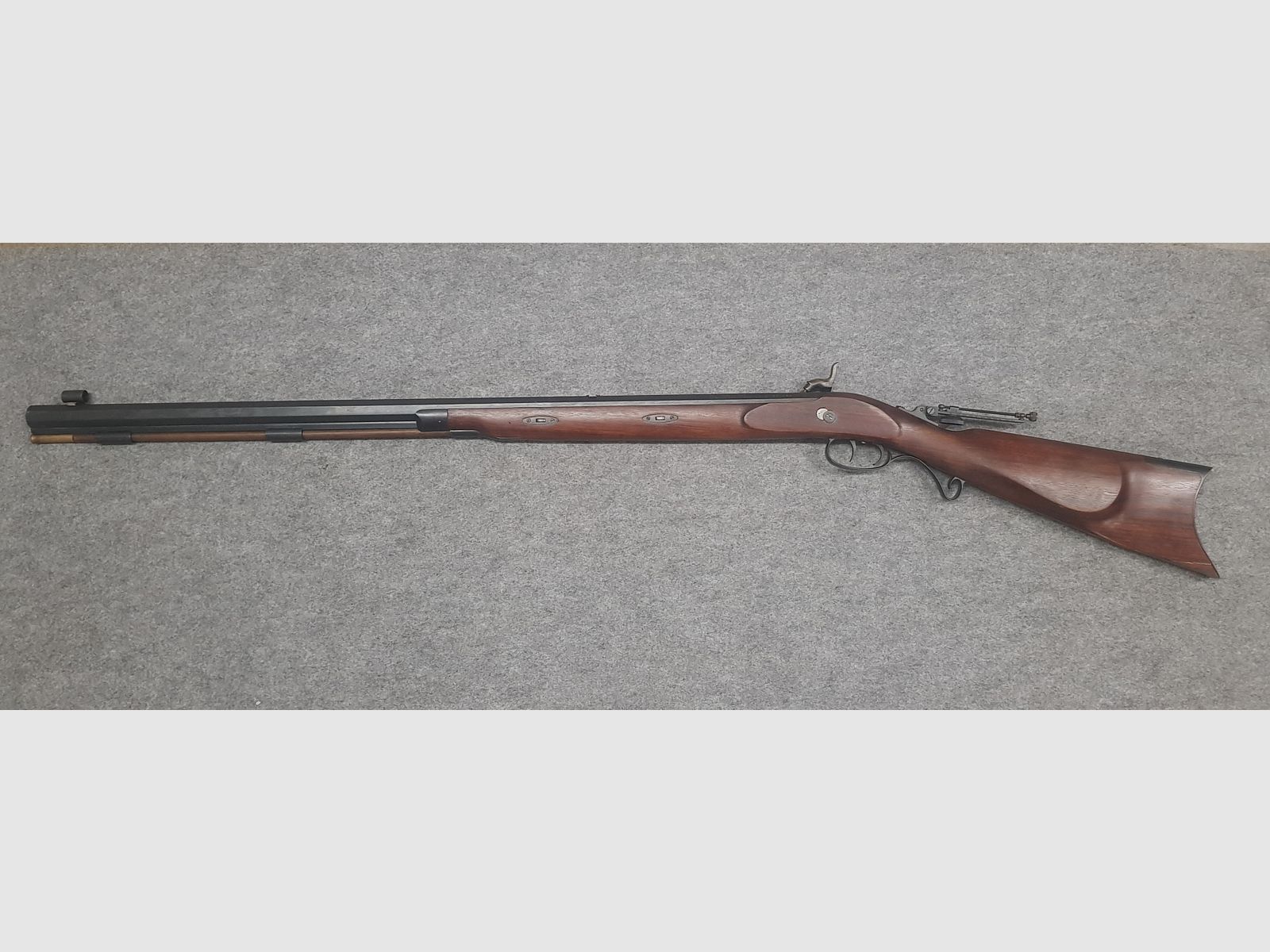 Vorderlader Great Plains Hawken Perkussions Rifle im Kaliber .45 Gewehr mit Diopter